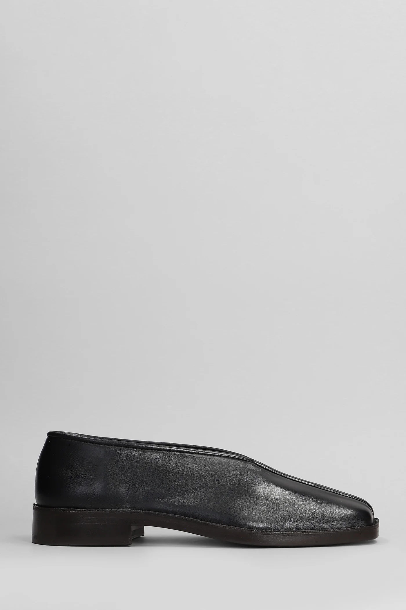 Loafers in black leather
