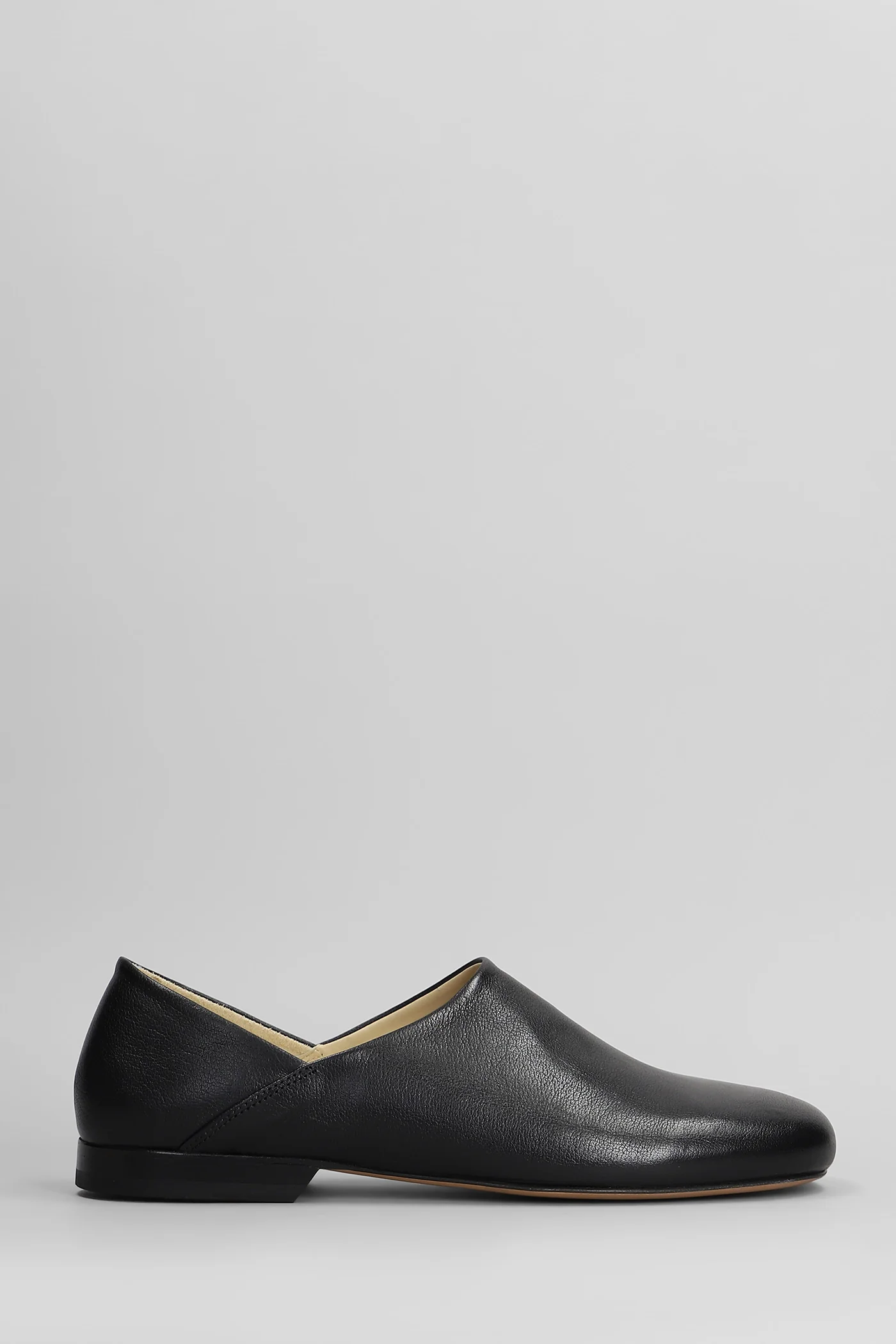 Loafers in black leather