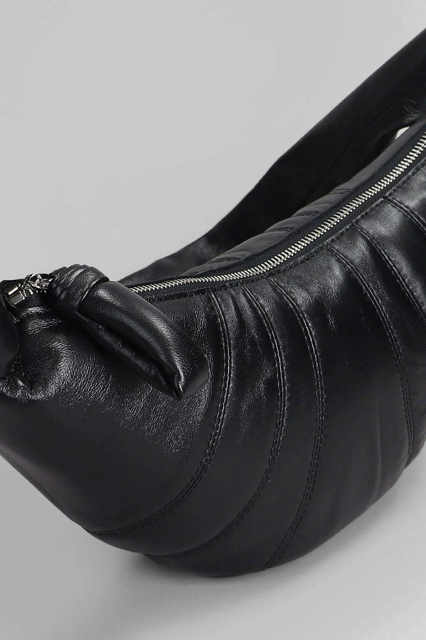 Small croissant Shoulder bag in black leather - Image 5
