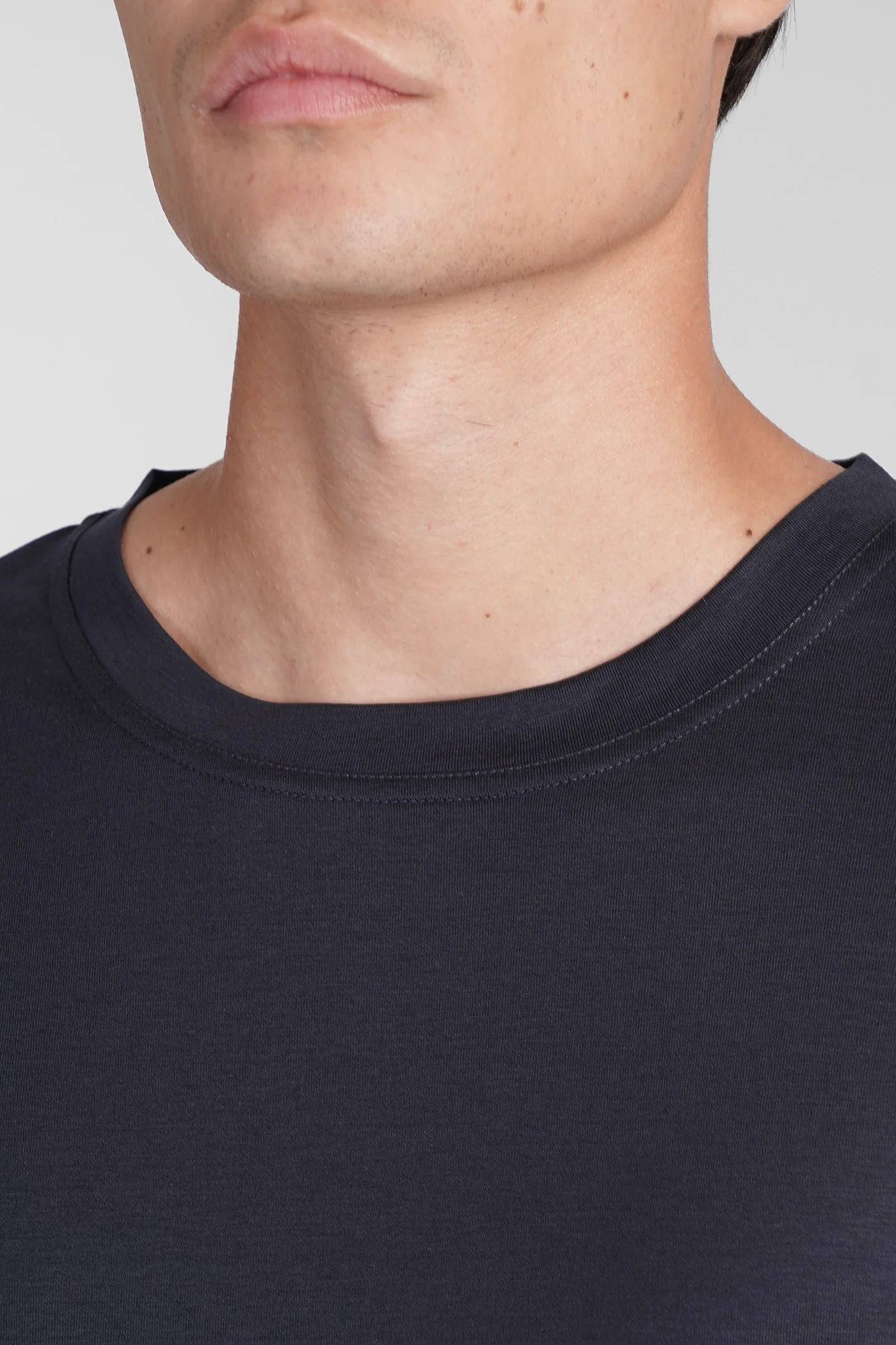 T-Shirt in blue silk - Image 5