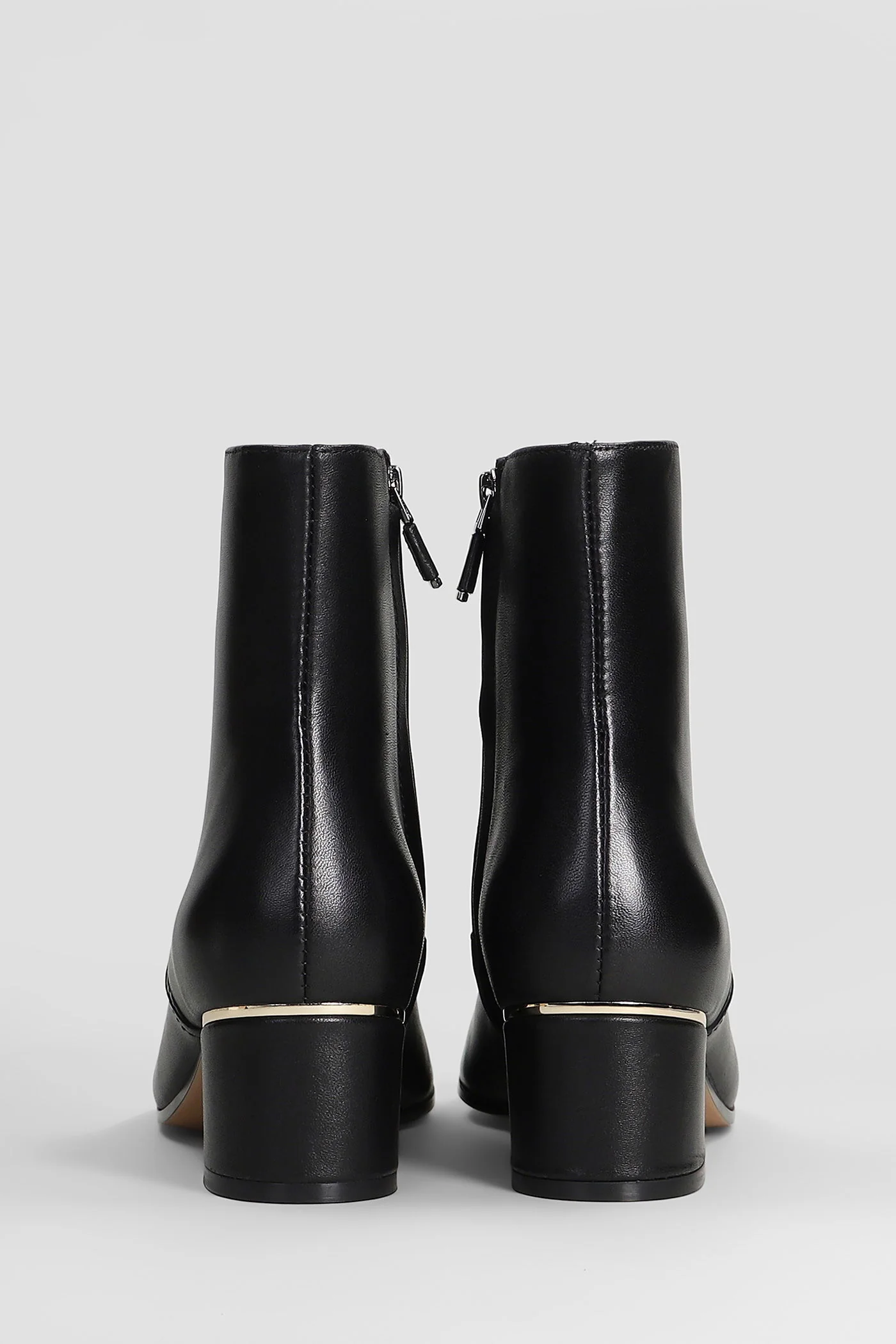 low heels Ankle boots in black leather - Image 4