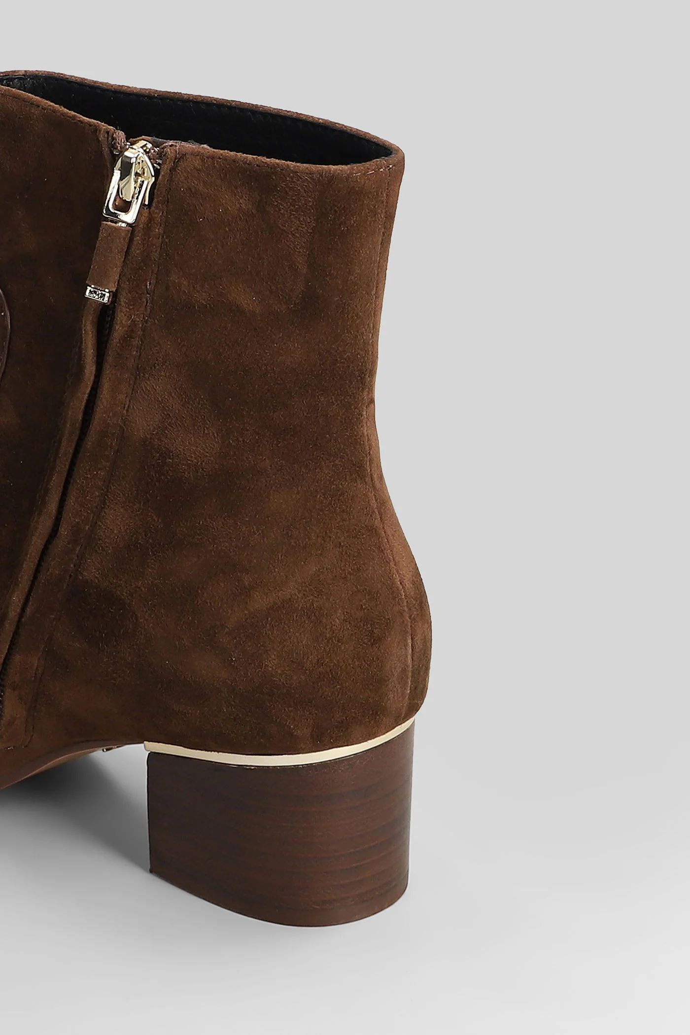 low heels Ankle boots in brown suede - Image 5