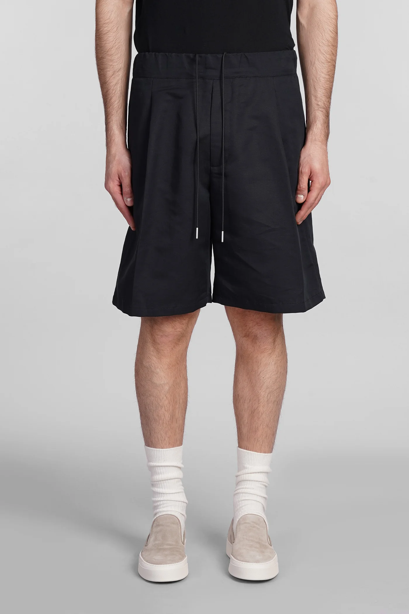 Tokyo Shorts in black linen