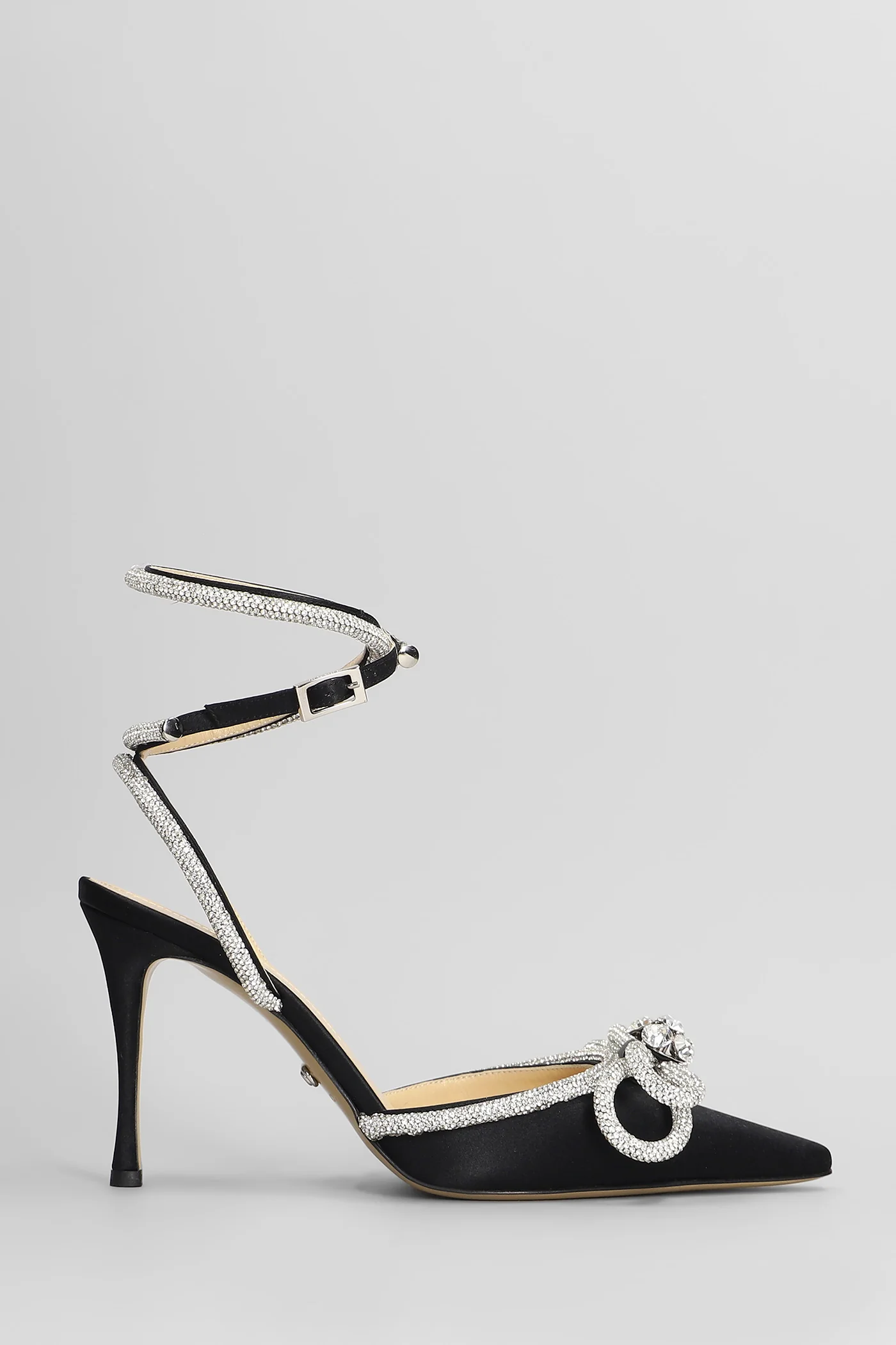 Pumps in black satin