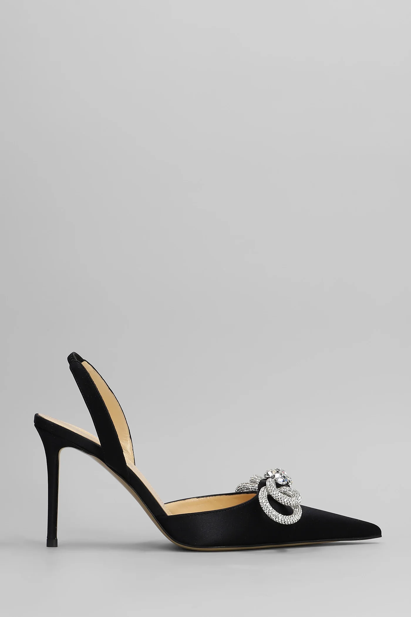 Pumps in black silk