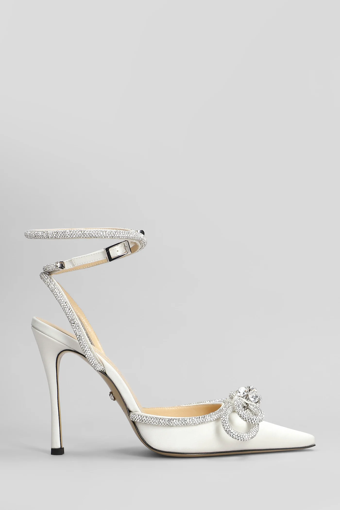Pumps in white silk