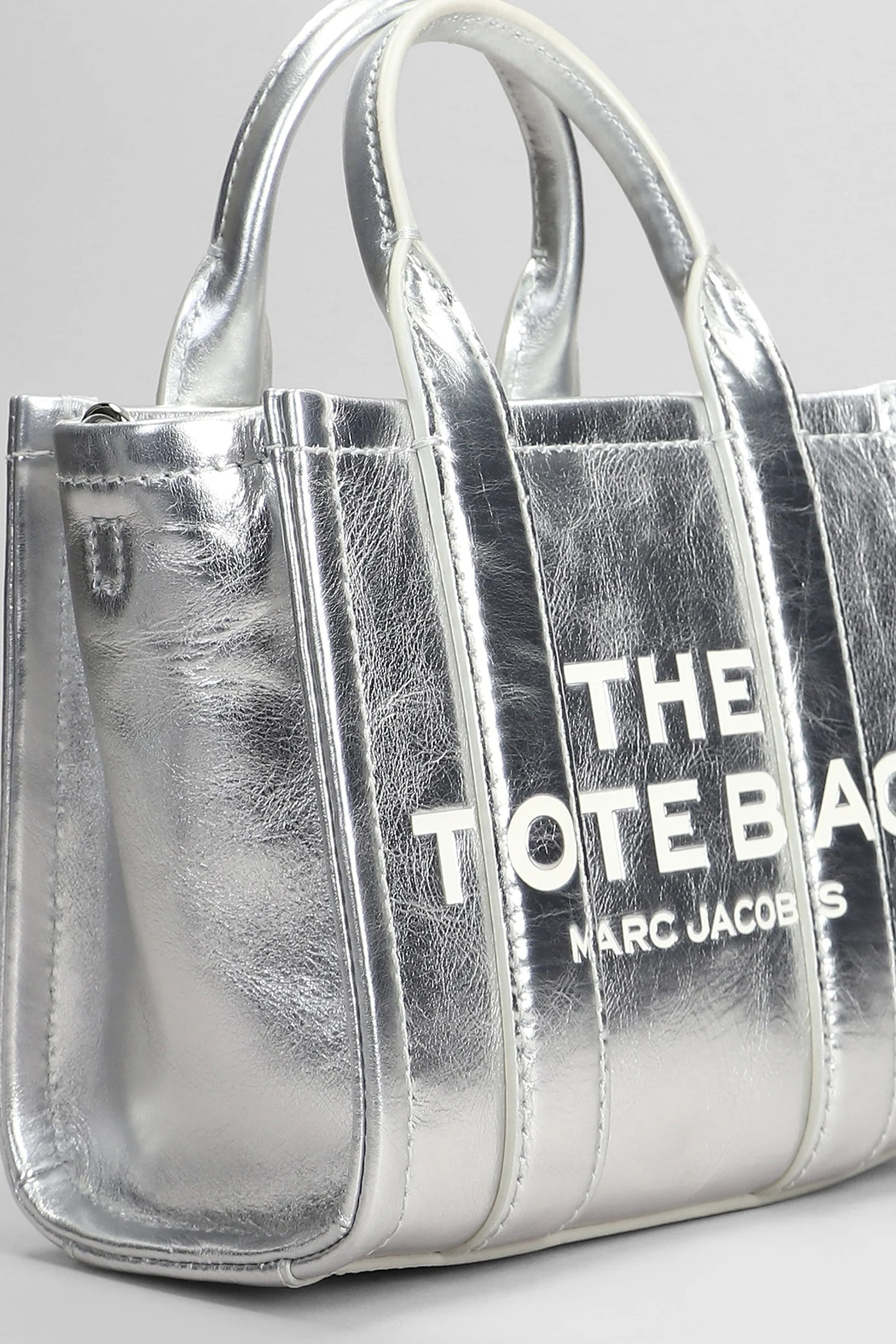 The crossbody tote Tote in silver leather - Image 4