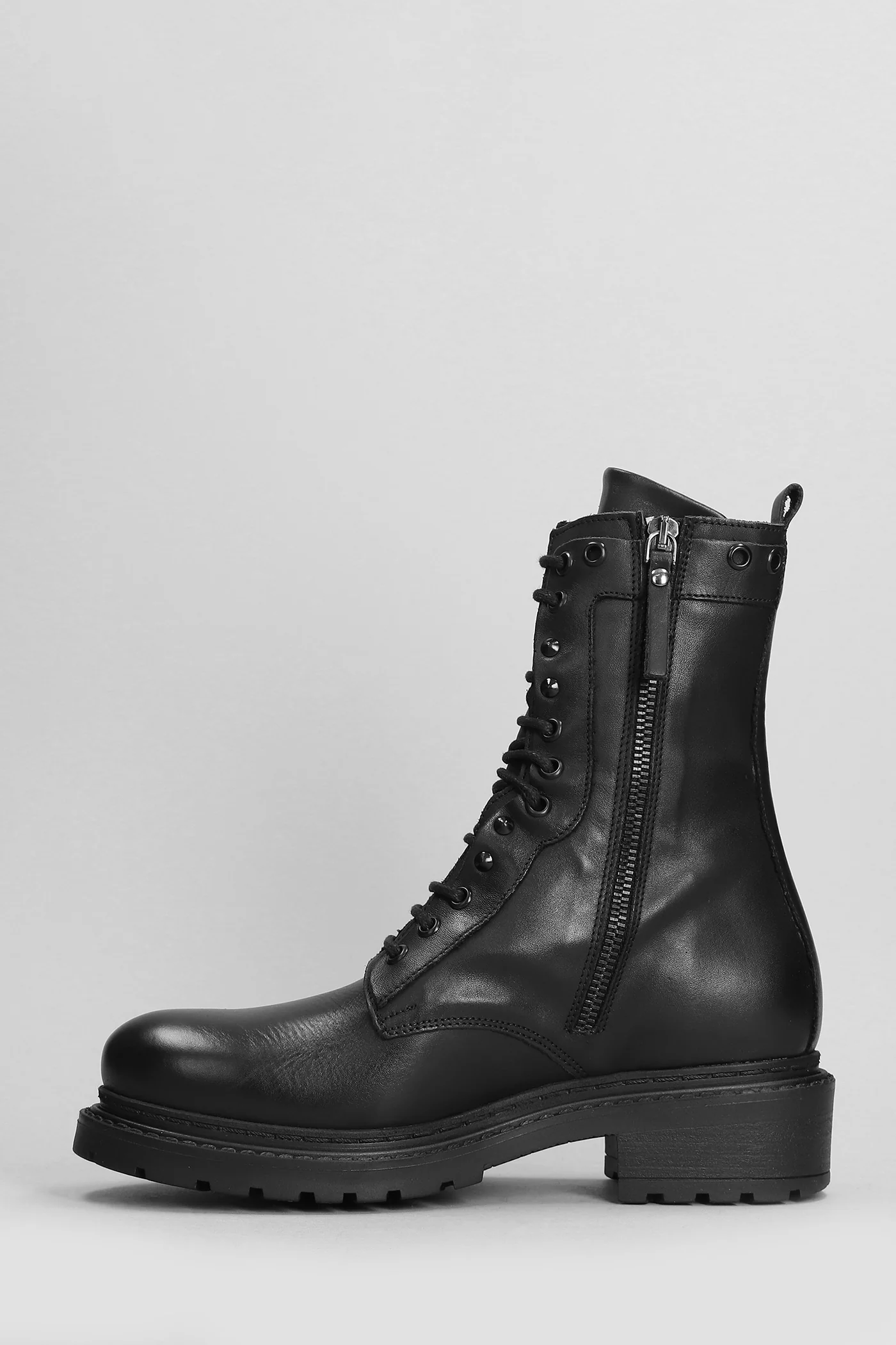 Combat boots in black leather - Image 3