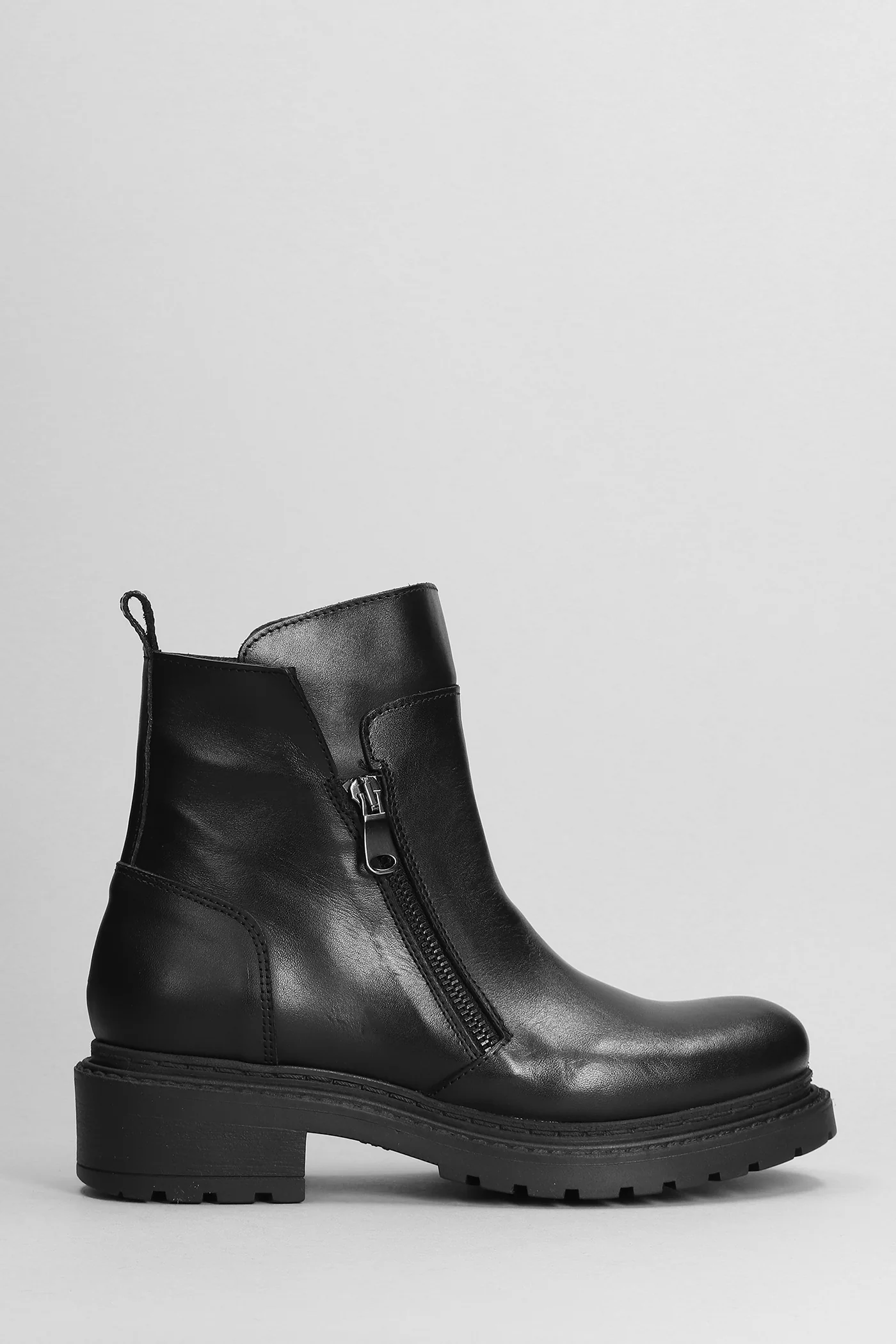 Combat boots in black leather