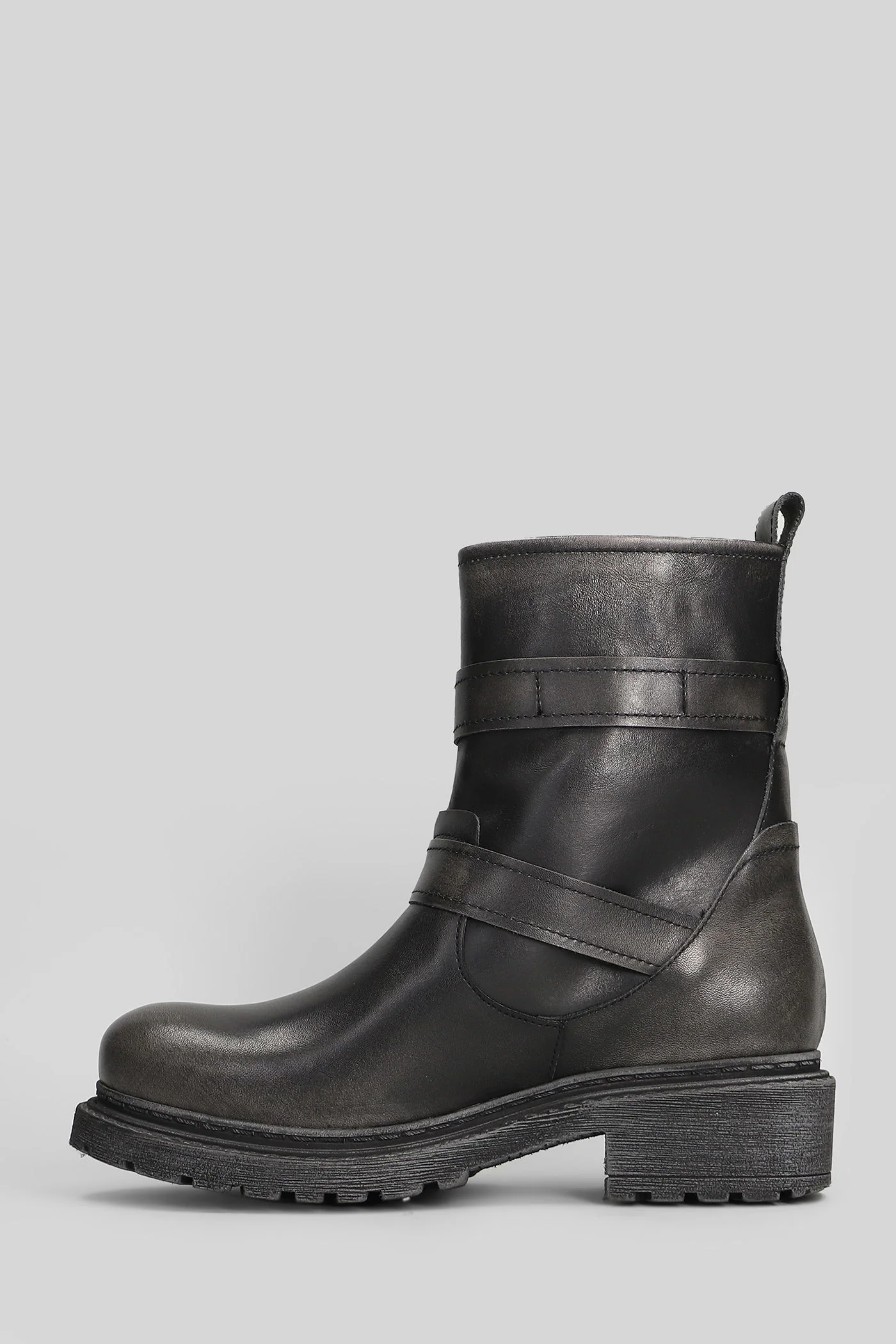low heels Ankle boots in black leather - Image 3