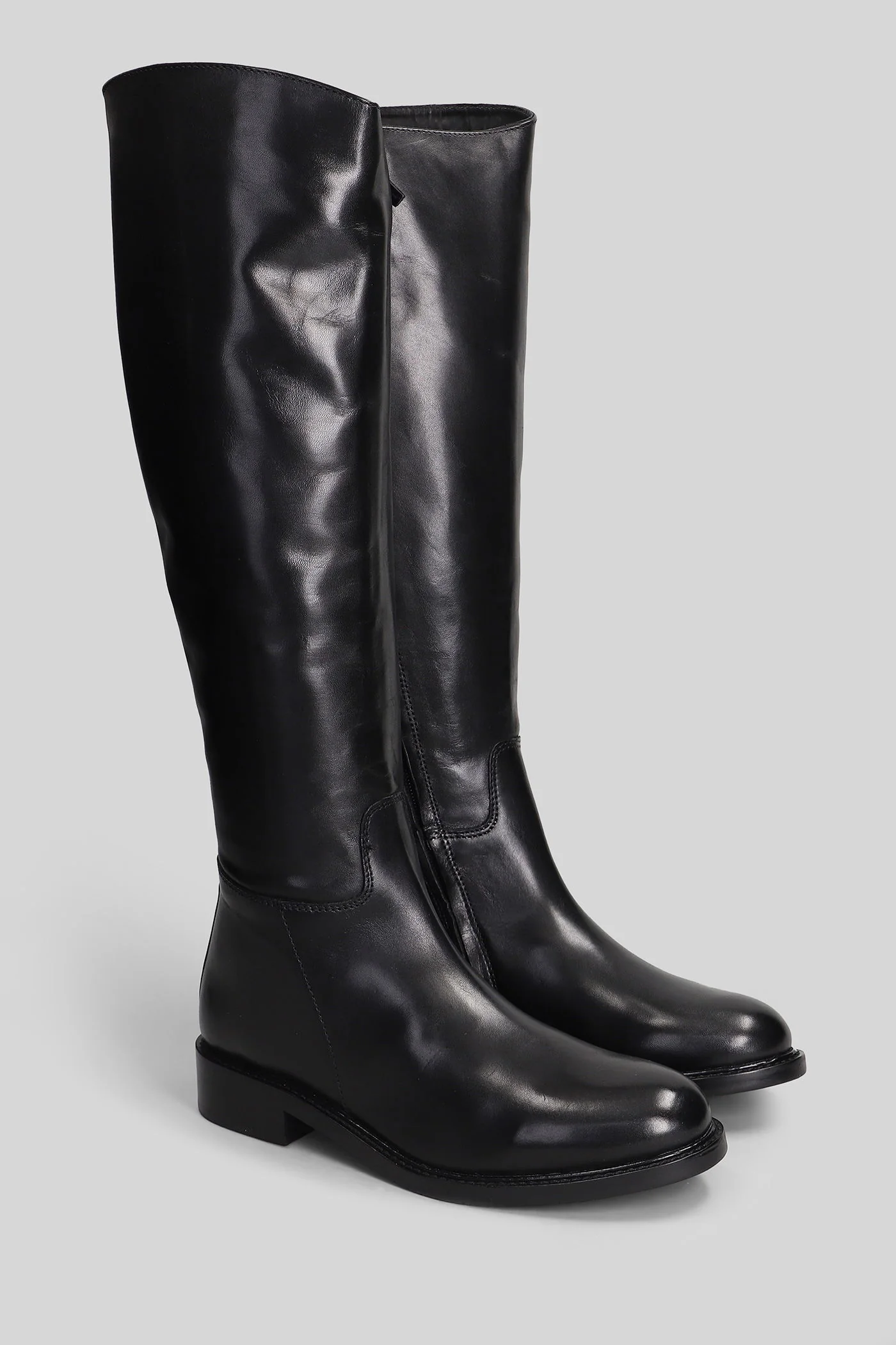 low heels boots in black leather - Image 2