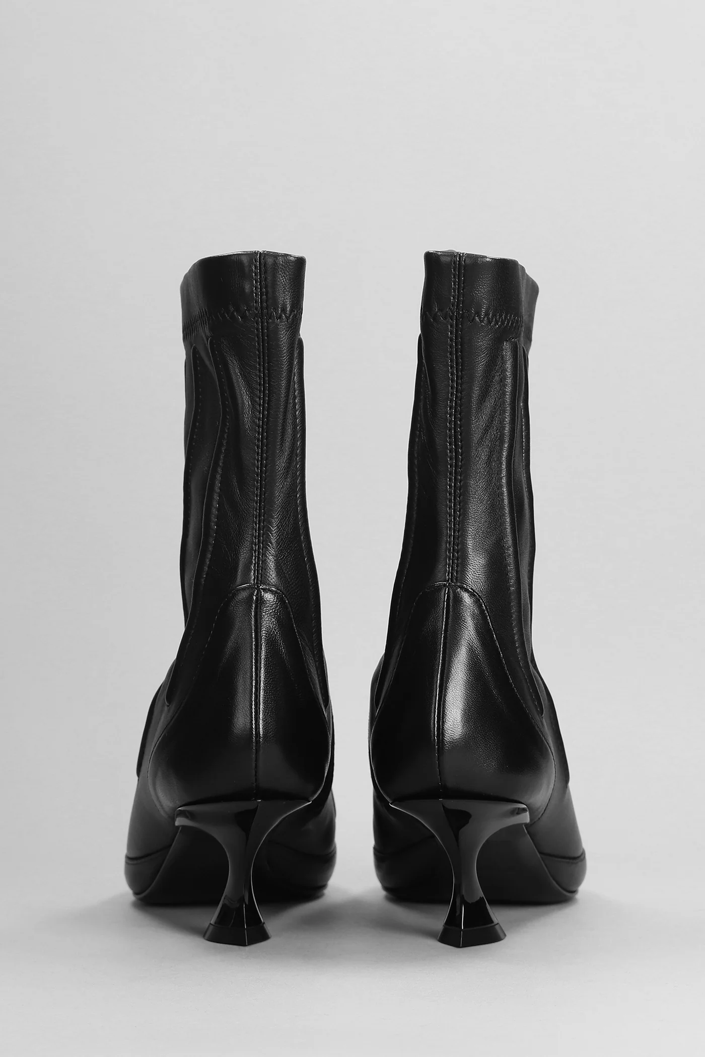 low heels Ankle boots in black leather - Image 4