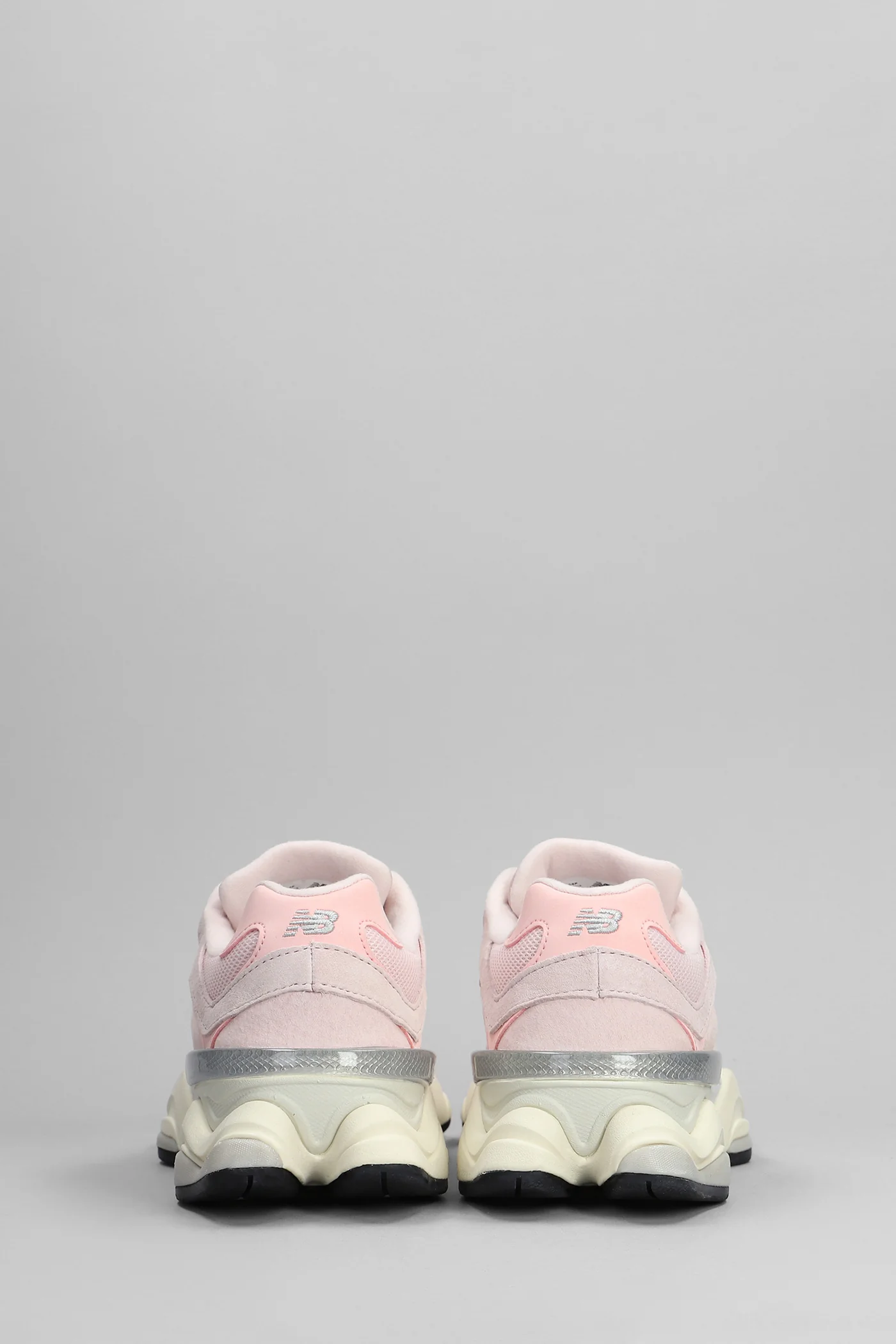 9060 Sneakers in rose-pink Suede and fabric - Image 4