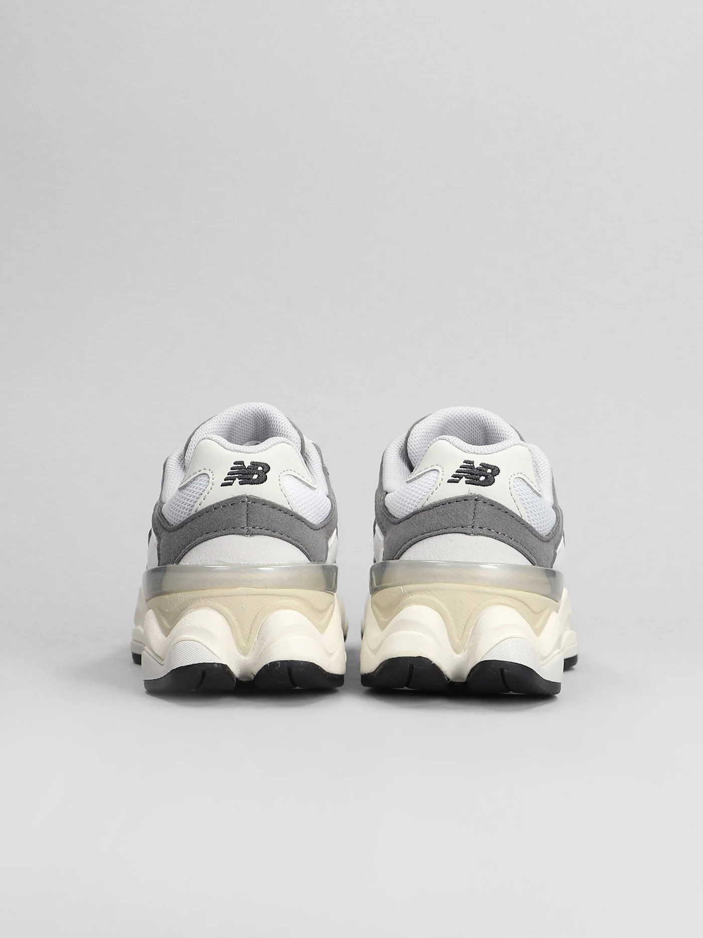 9060 Sneakers in grey Suede and fabric - Image 4