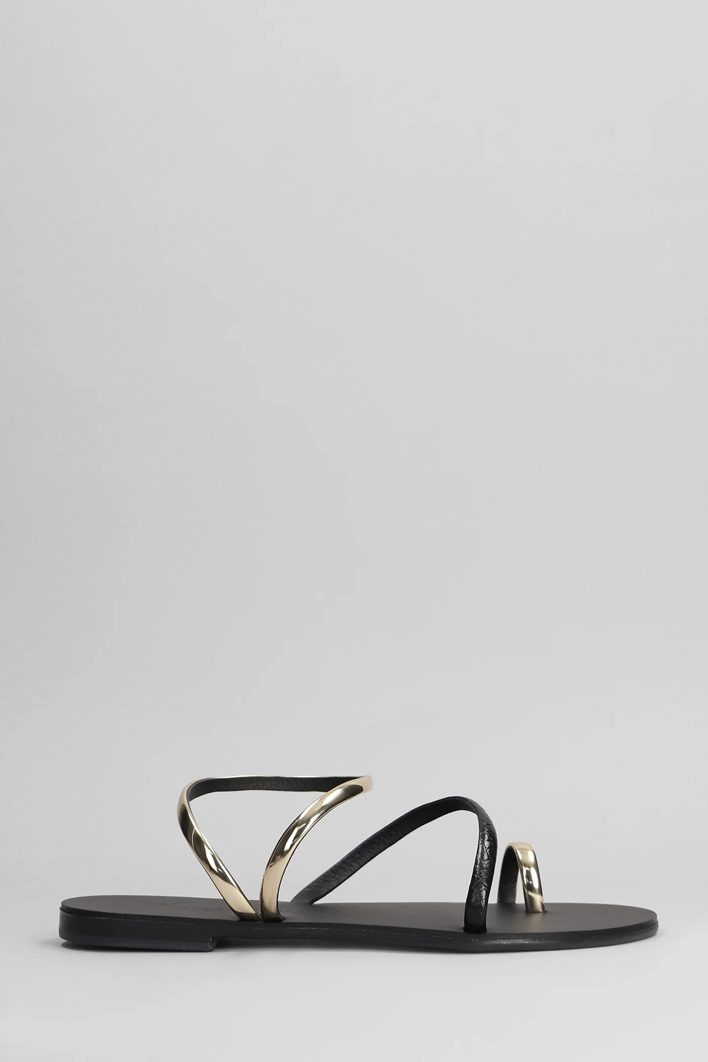 Flats in black leather