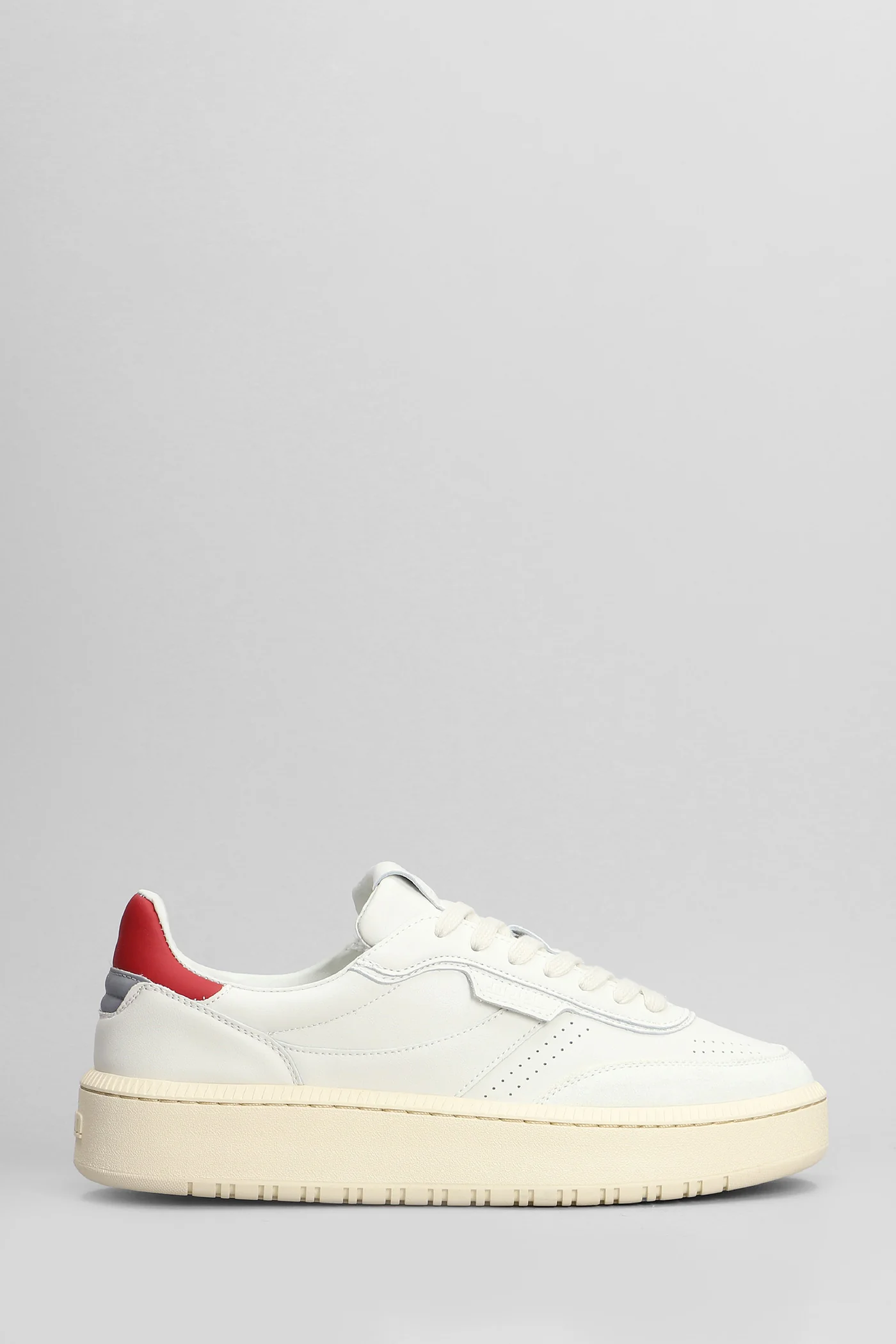 Sneakers in white leather
