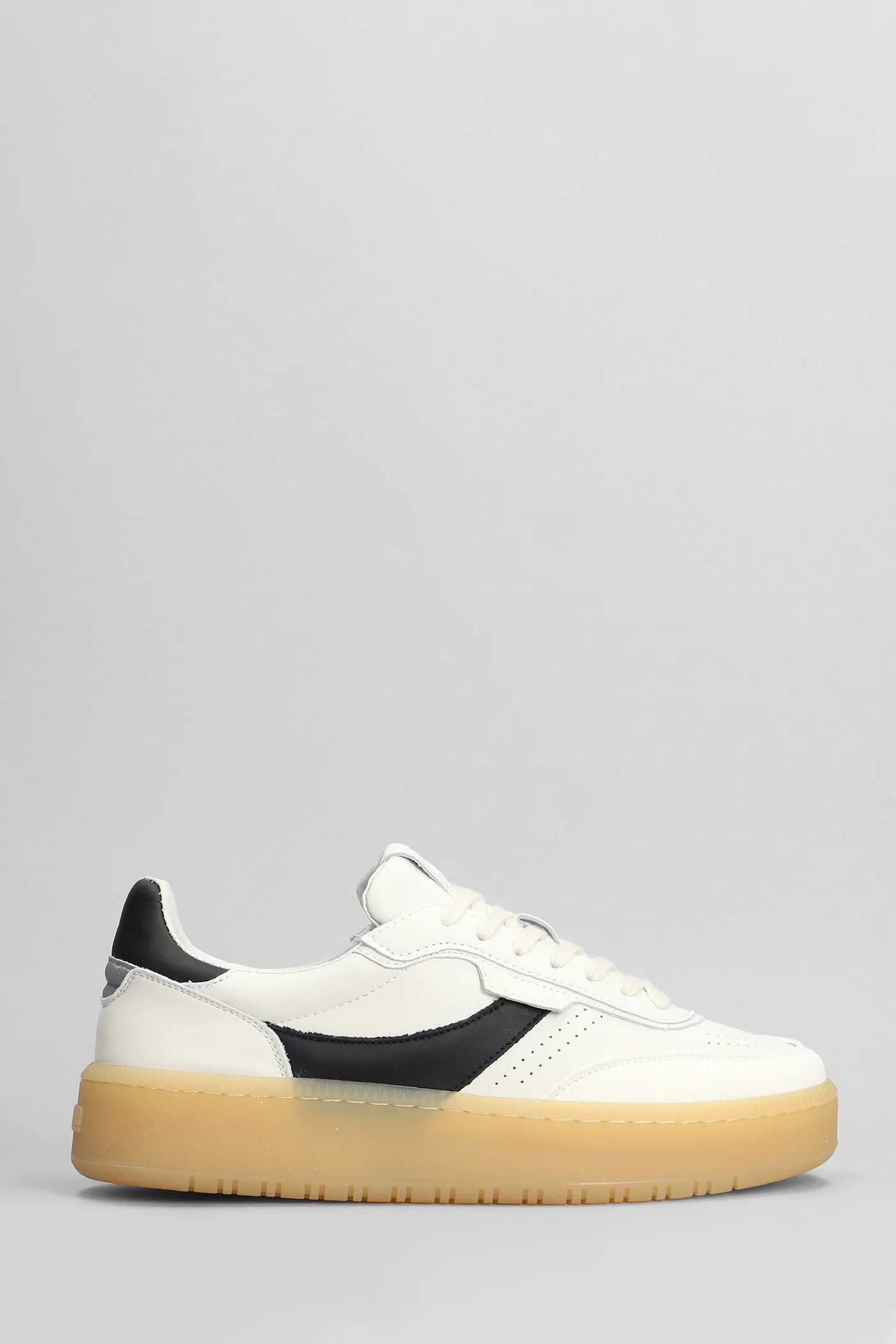 Sneakers in white leather