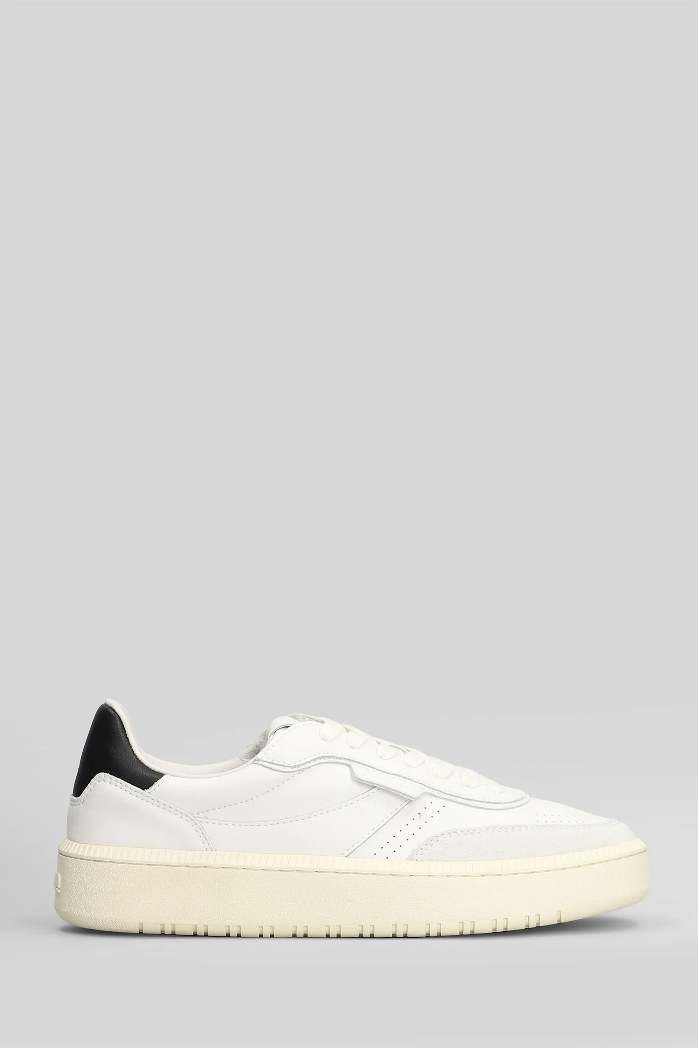 Sneakers in white suede and leather