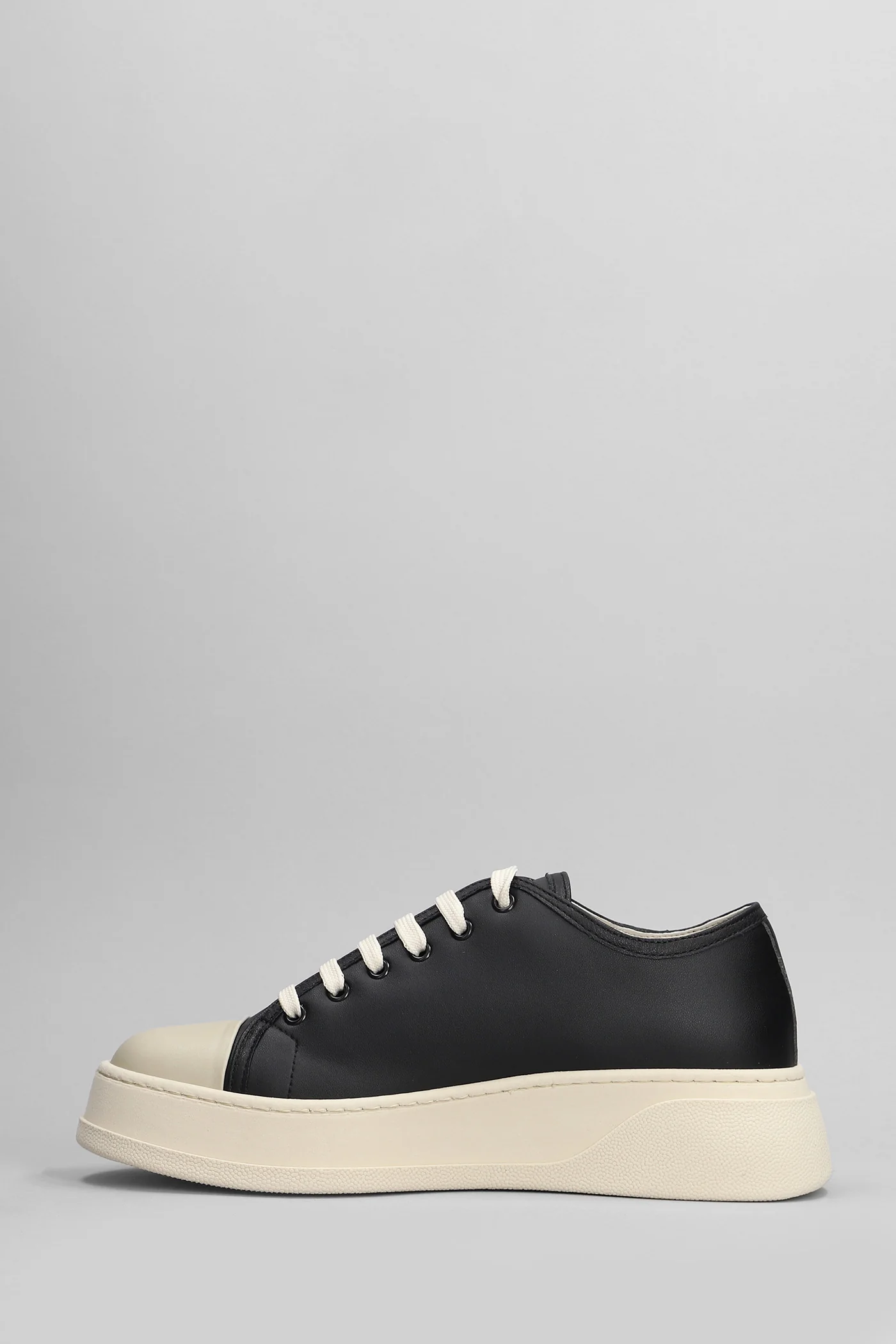 Sneakers in black leather - Image 3