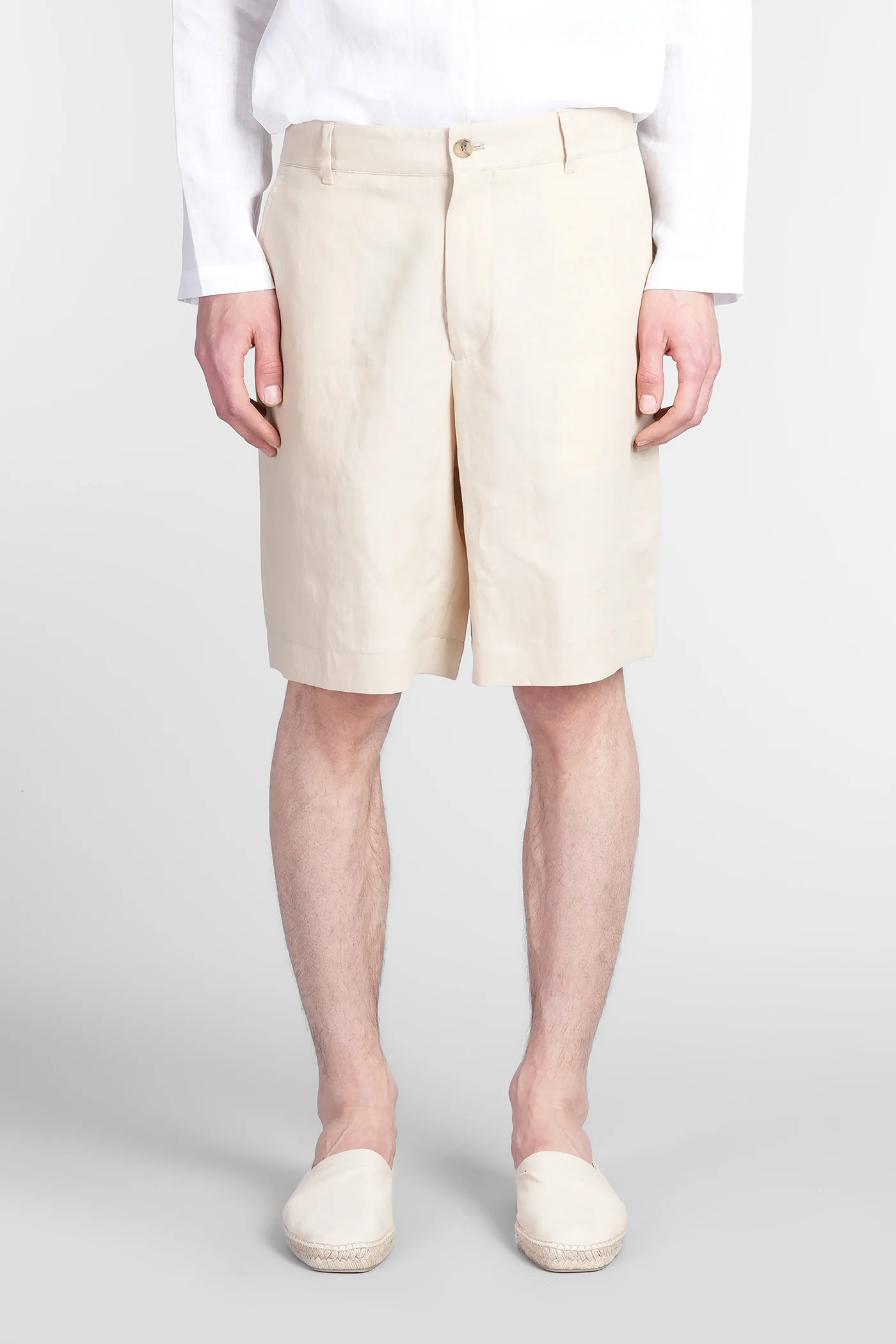 Shorts in beige linen