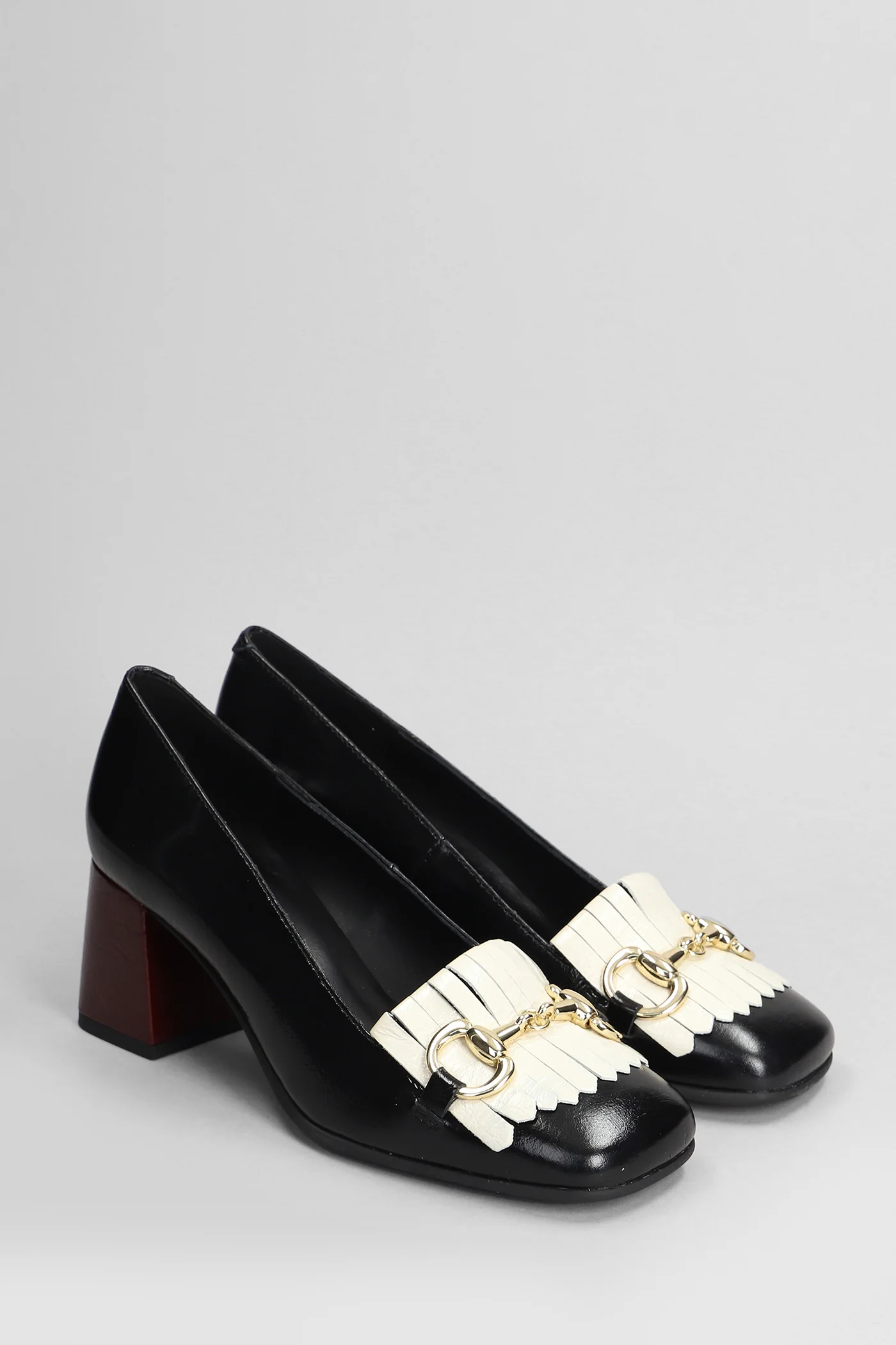 Pumps in black leather - Image 2