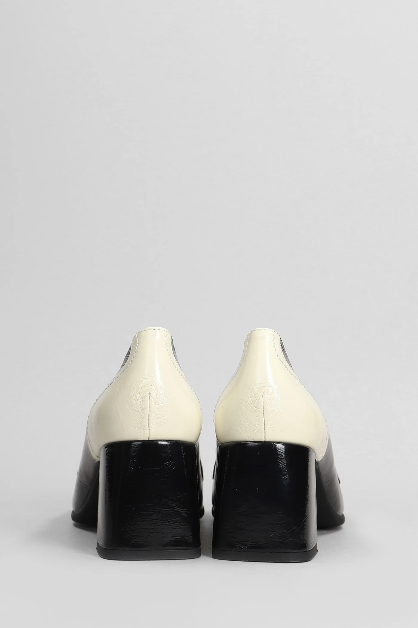 Pumps in black patent leather - Image 4