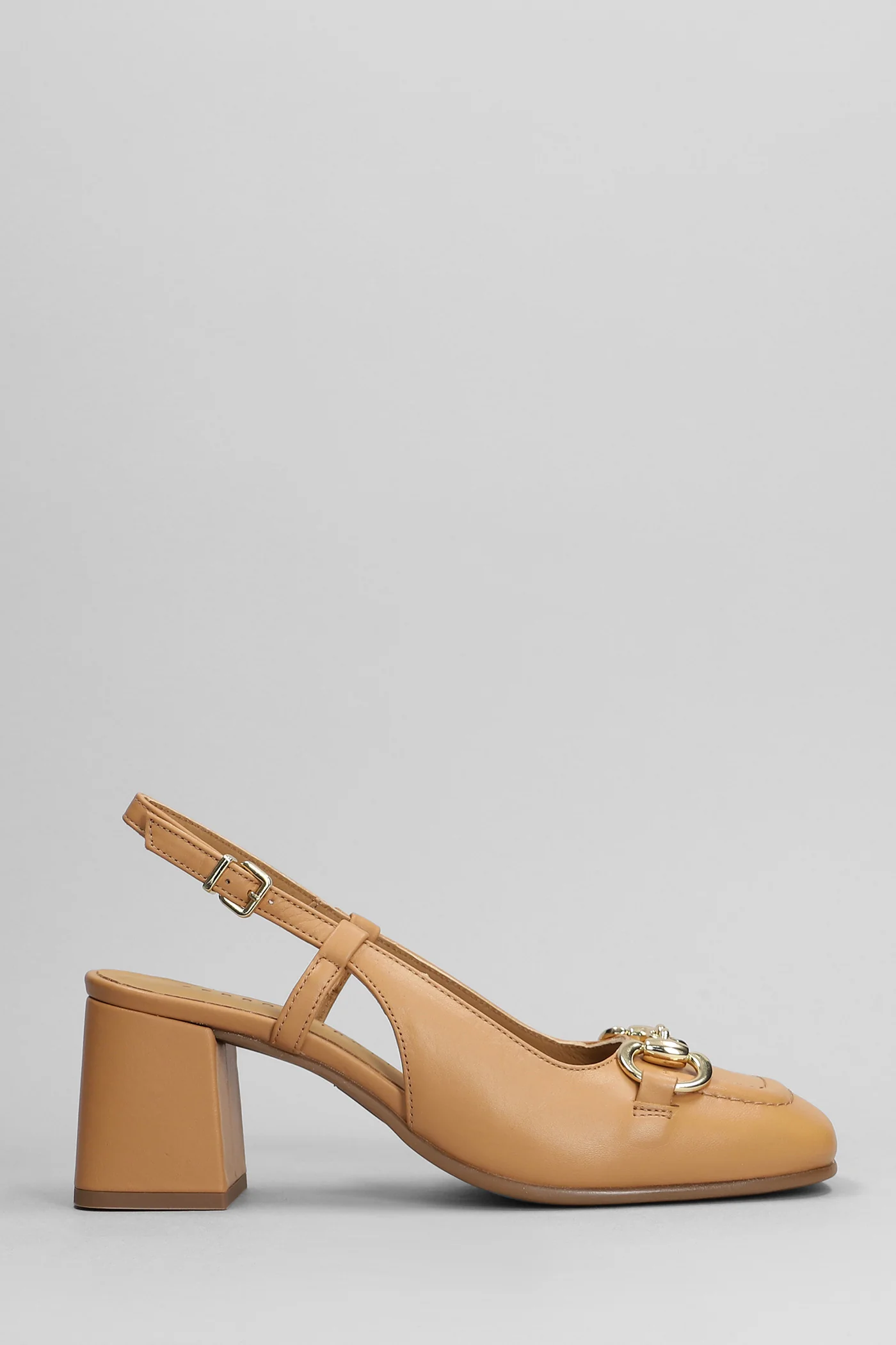 Pumps in leather color leather
