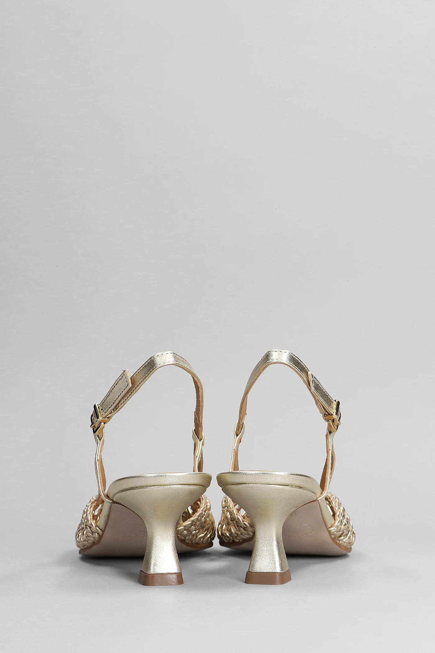 Pumps in platinum leather - Image 4