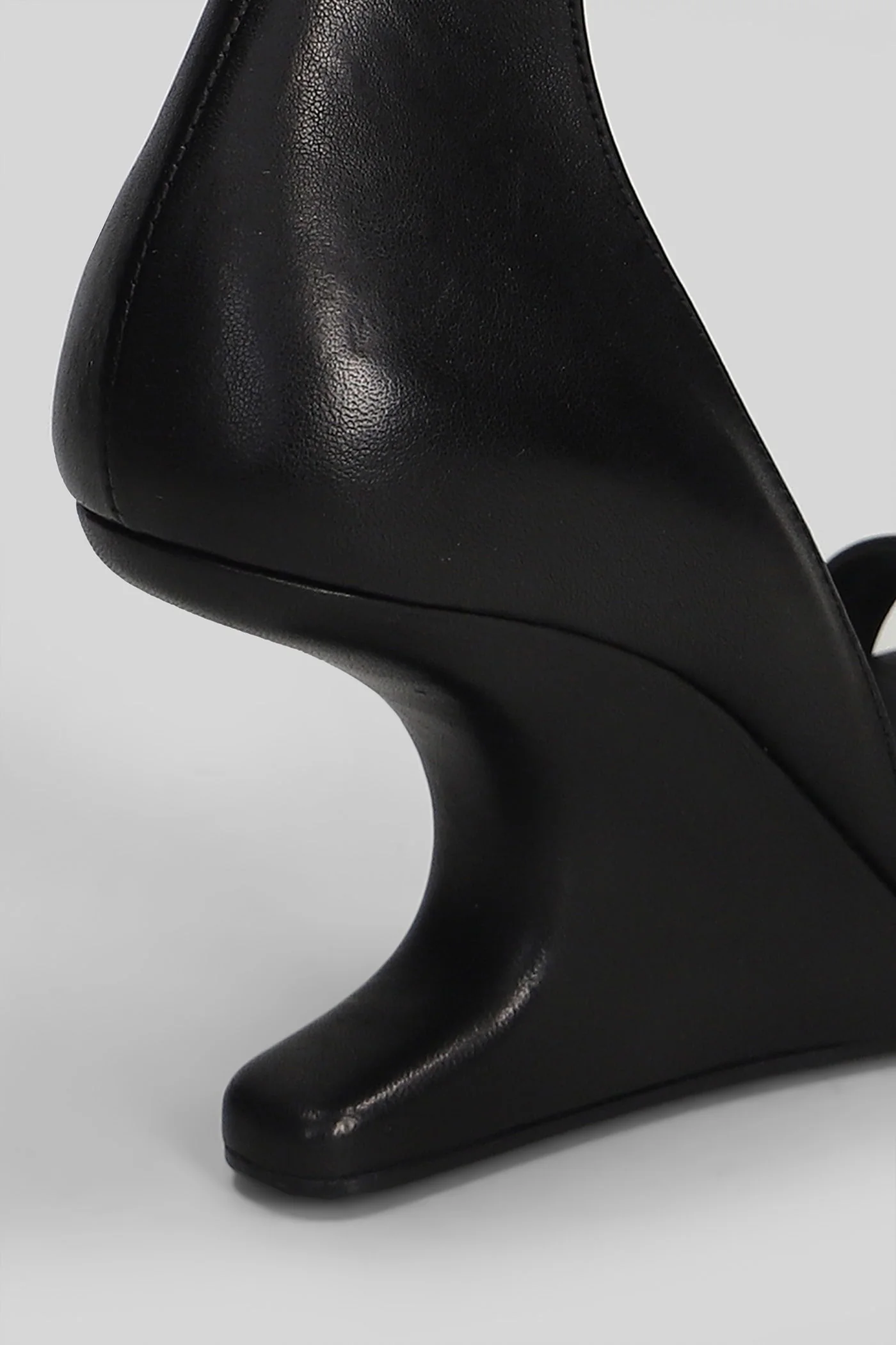 Cantilever 8 minimal Sandals in black leather - Image 5