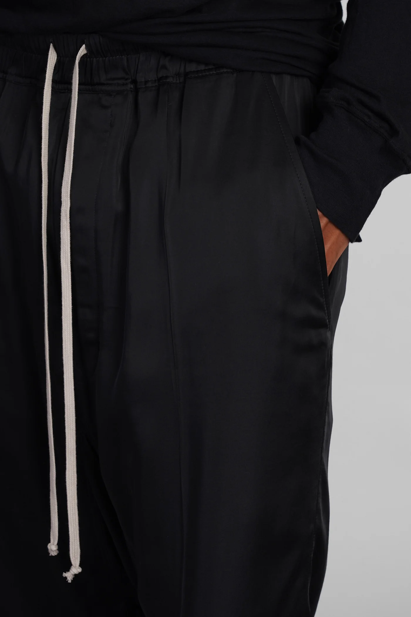Drawstring cropped Pants in black acetate - Image 5