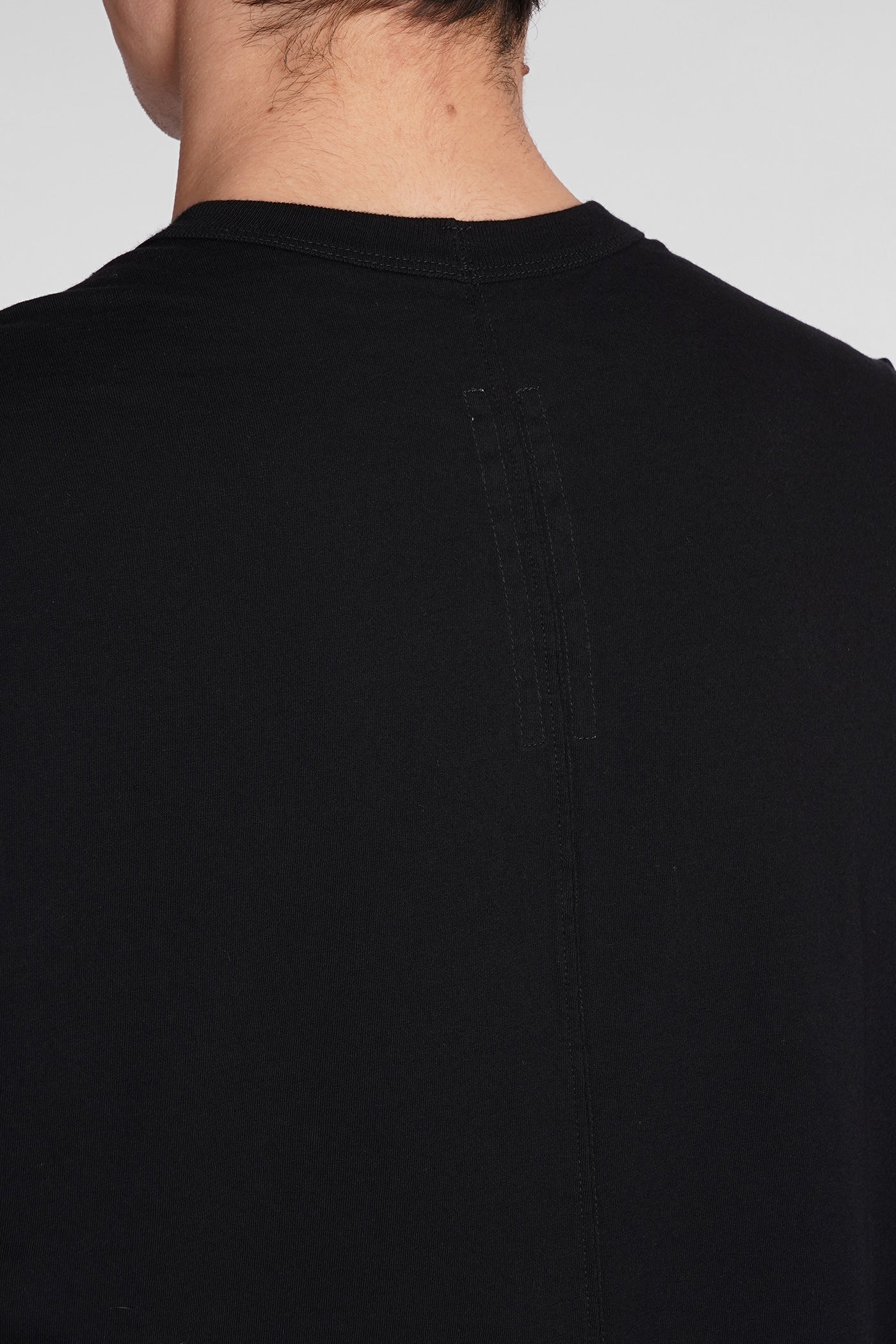 Short level t T-Shirt in black cotton - Image 5