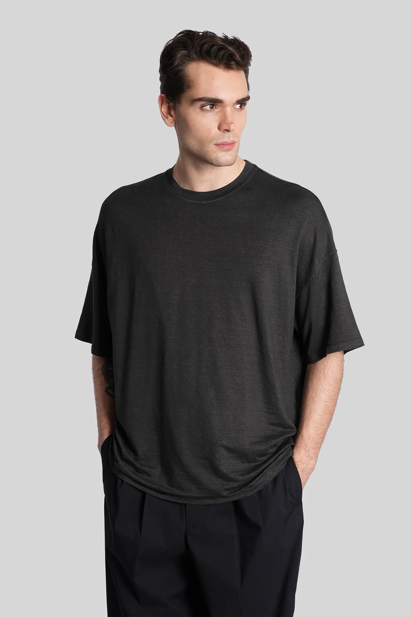 T-Shirt in black linen
