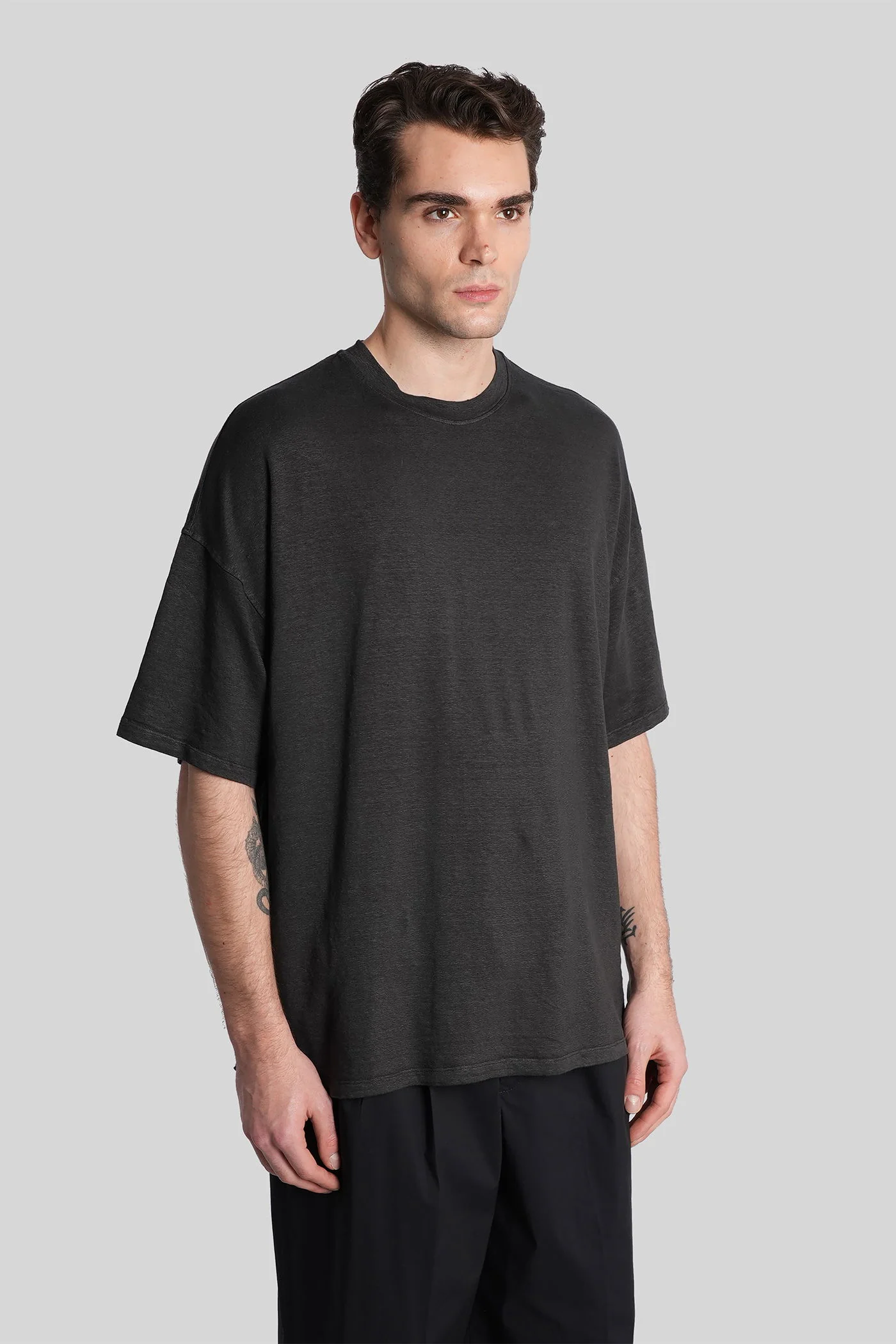 T-Shirt in black linen - Image 4