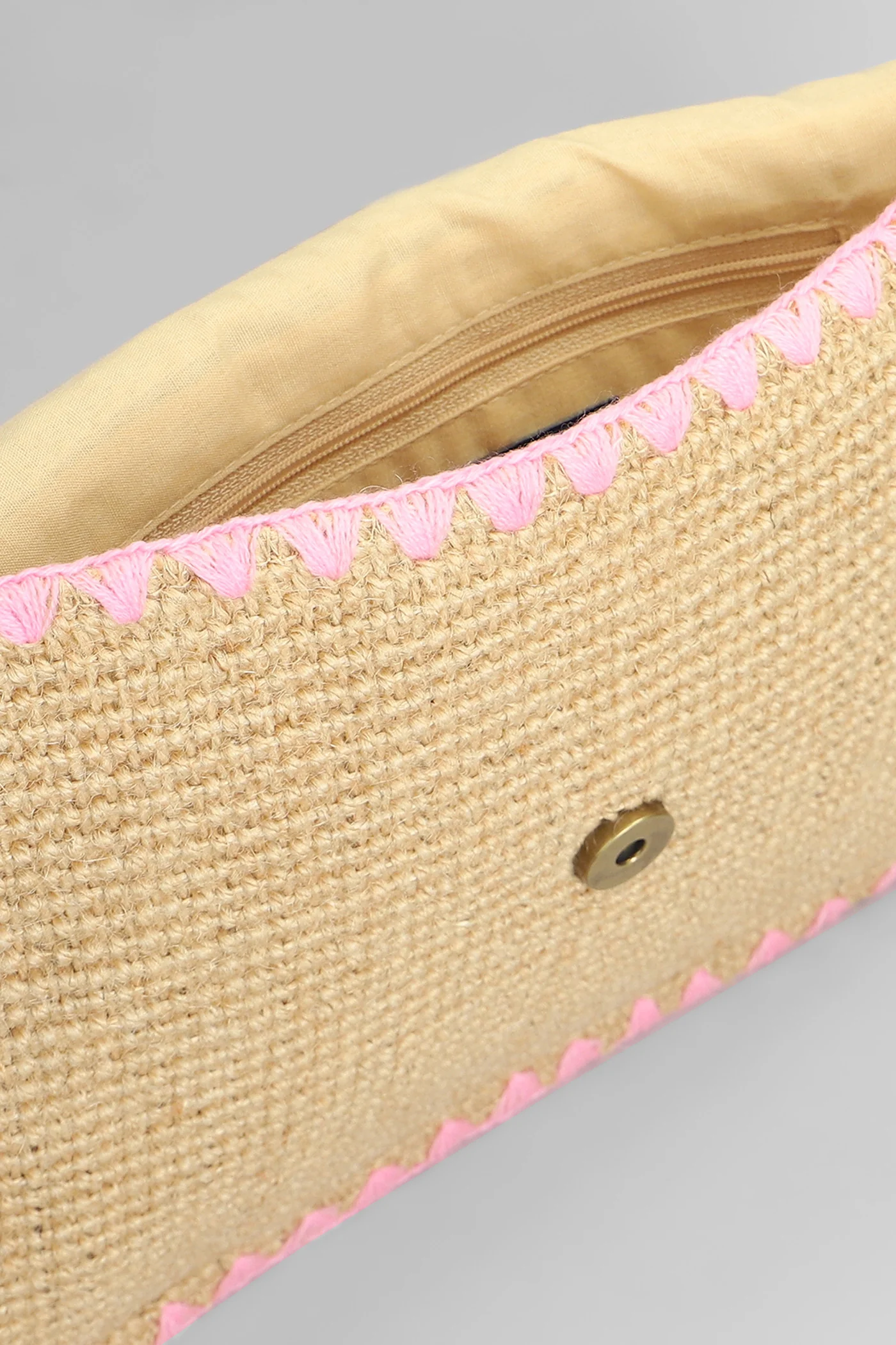 Jute envelope Clutch in beige raffia - Image 4