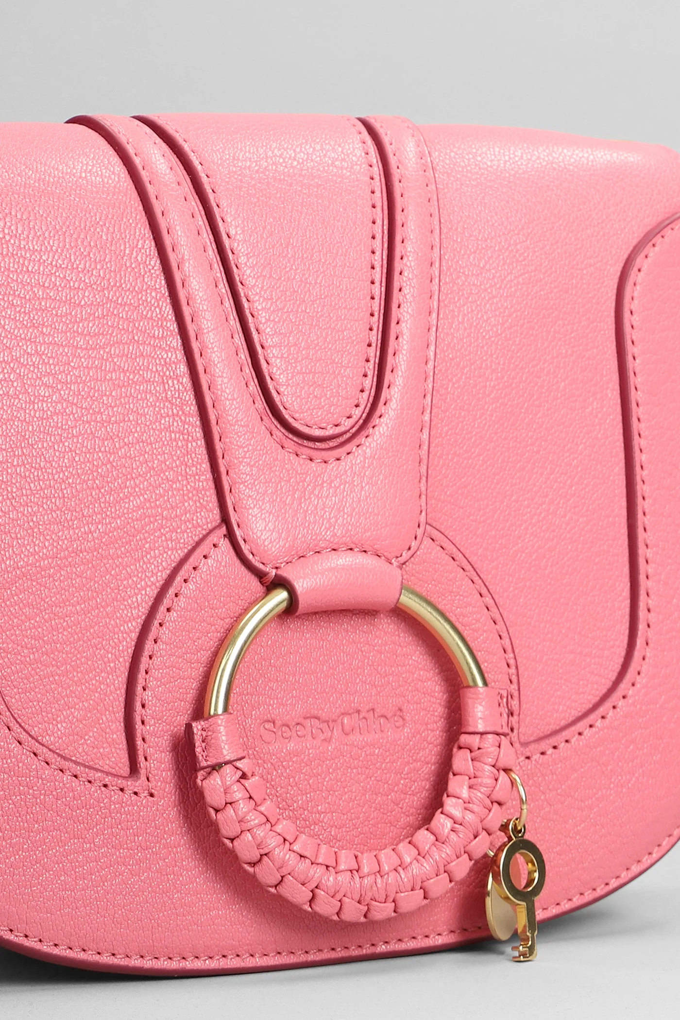 Hana Shoulder bag in rose-pink leather - Image 4