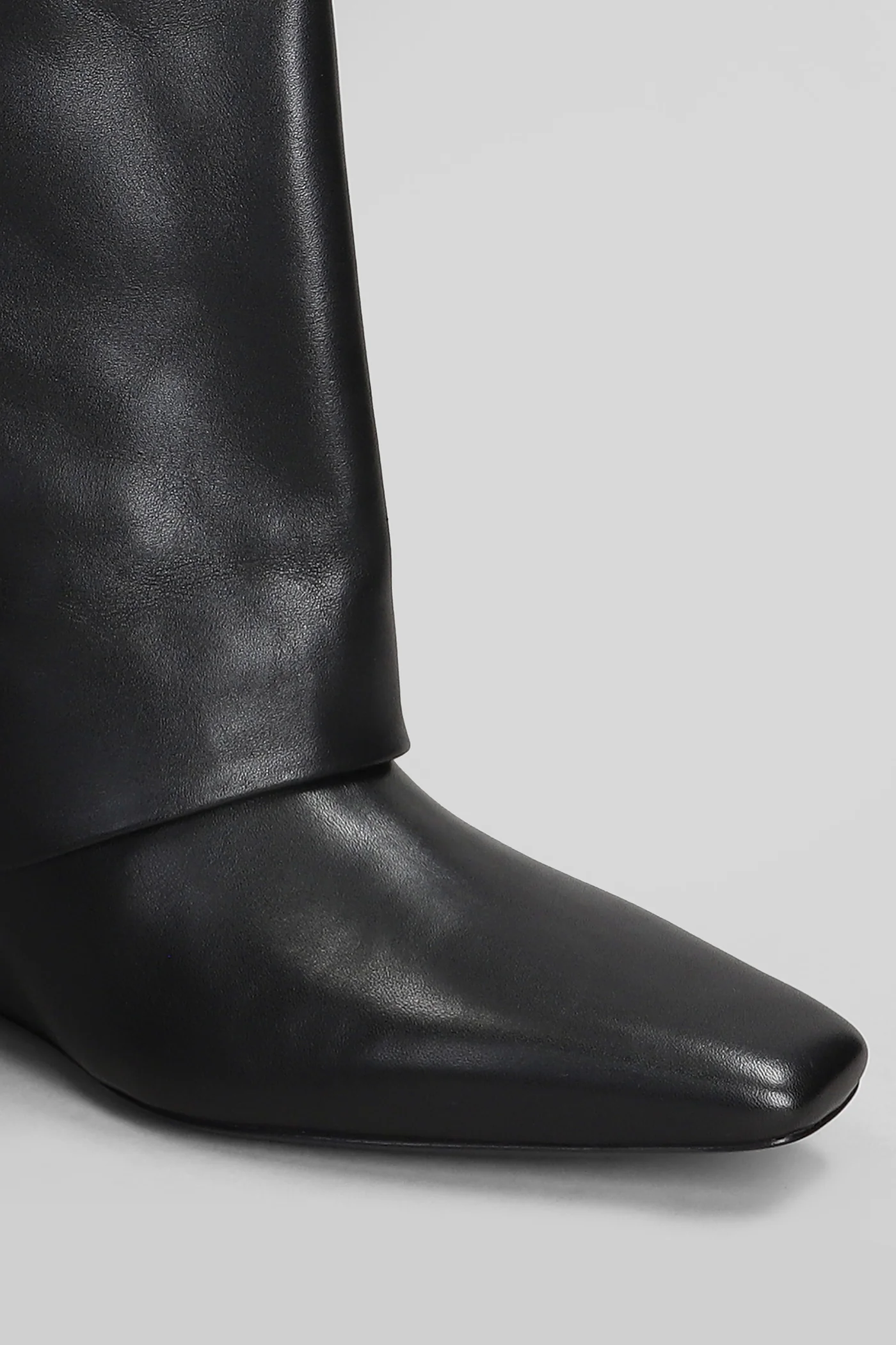 Frejya low heels boots in black leather - Image 5
