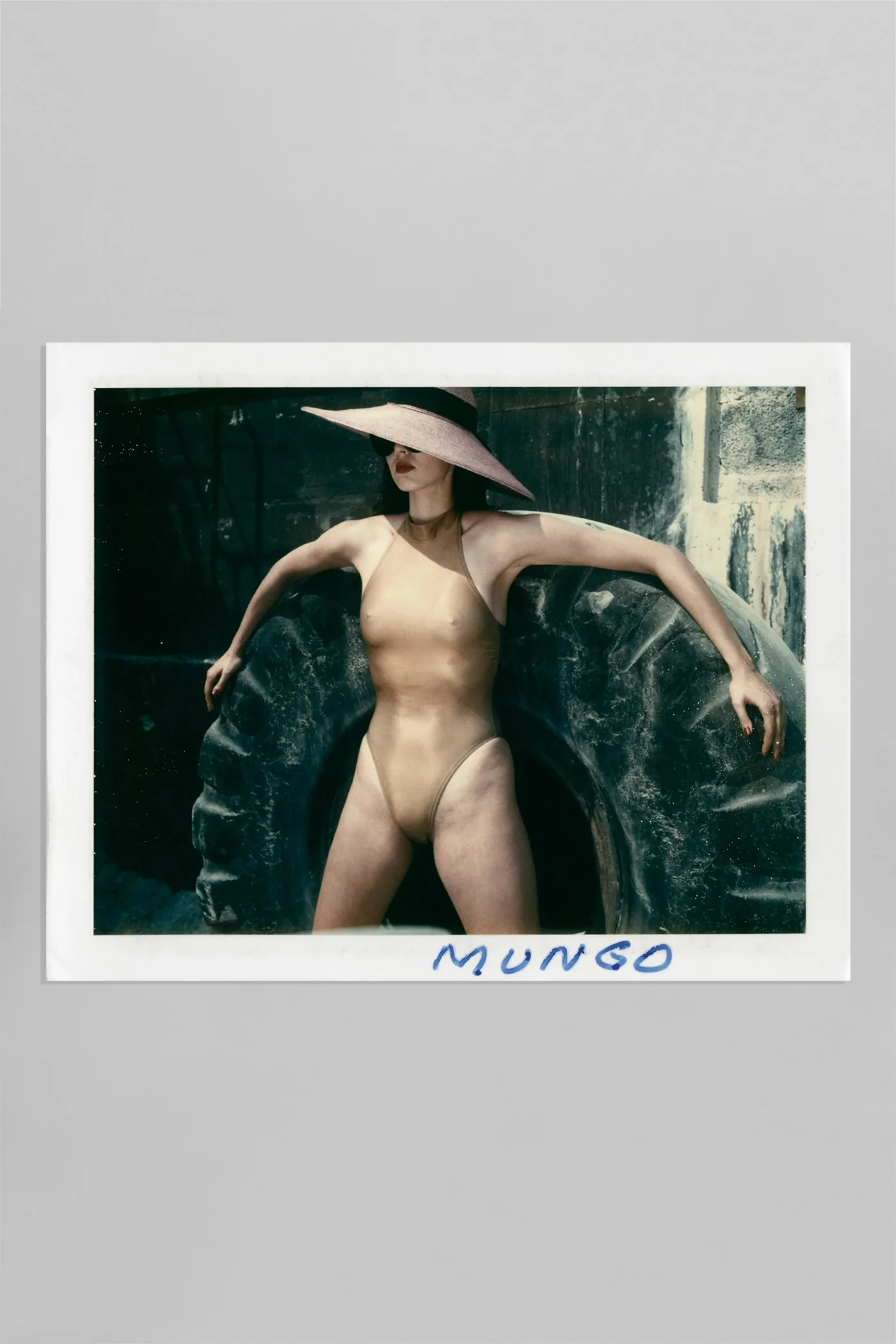 Newton polaroids  in white Paper - Image 4