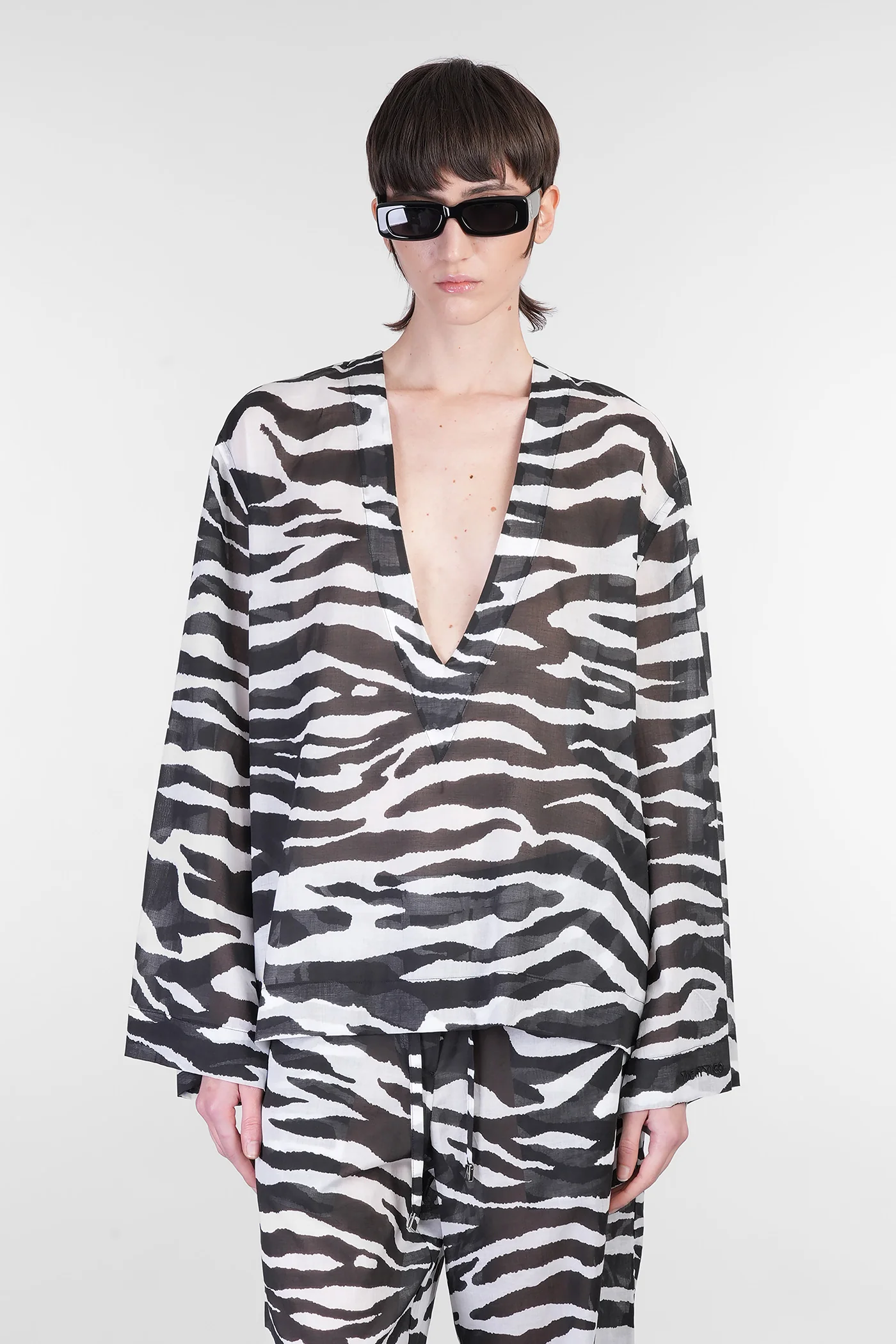 Blouse in white cotton