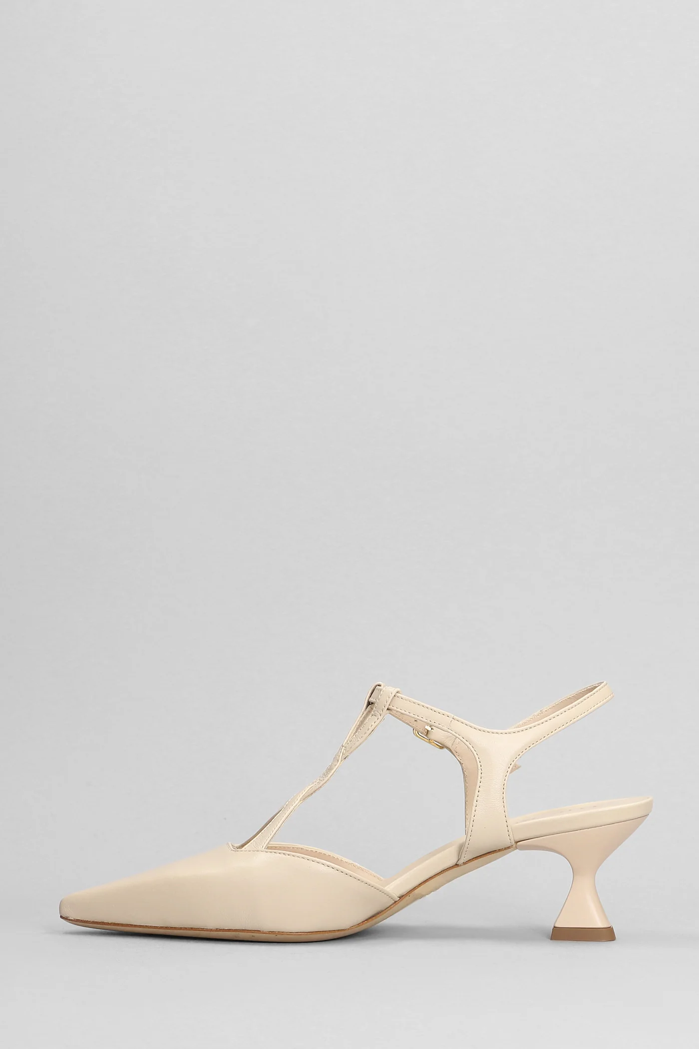 Pumps in beige leather - Image 3