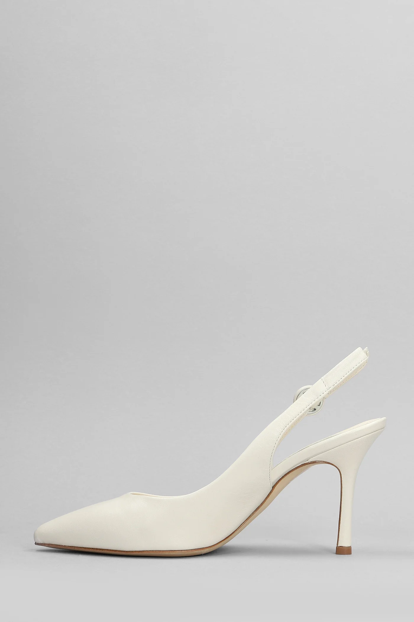Pumps in beige leather - Image 3
