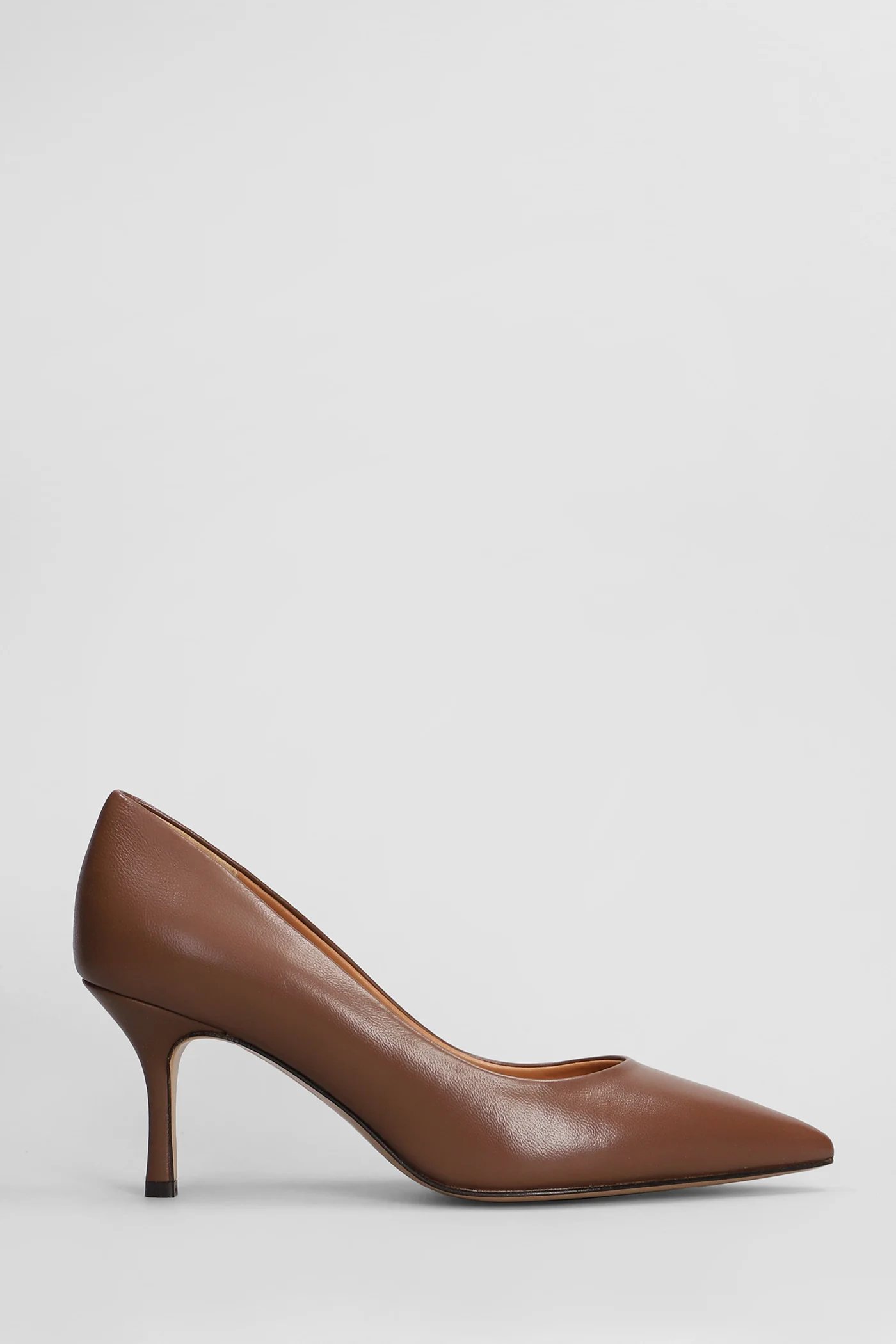 Pumps in brown leather