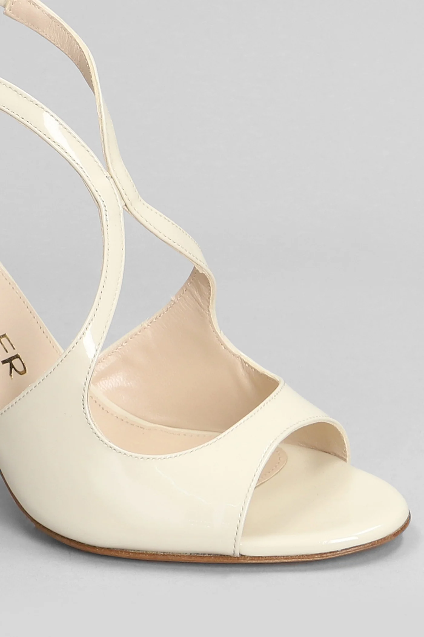 Sandals in beige patent leather - Image 5