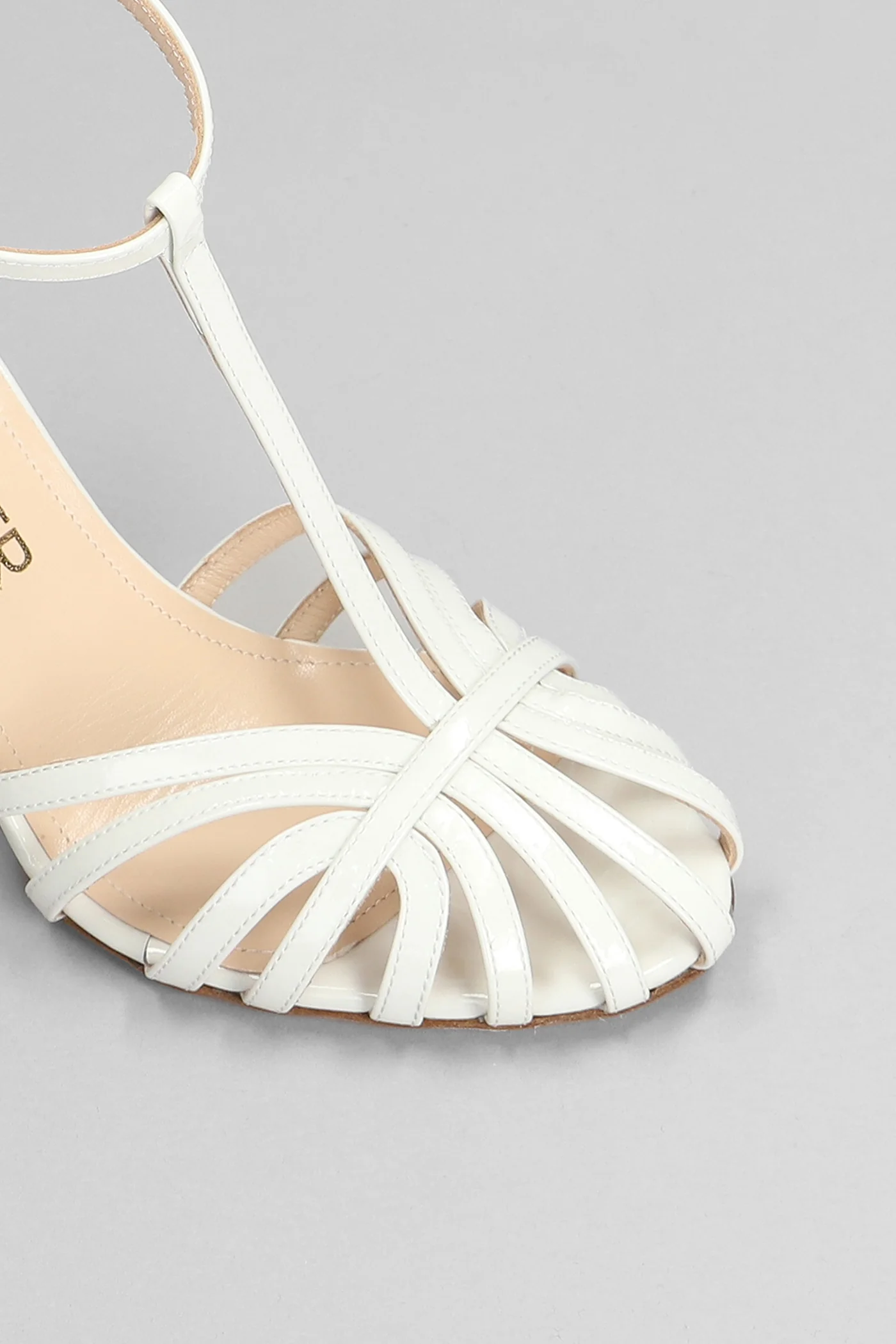 Sandals in beige patent leather - Image 5
