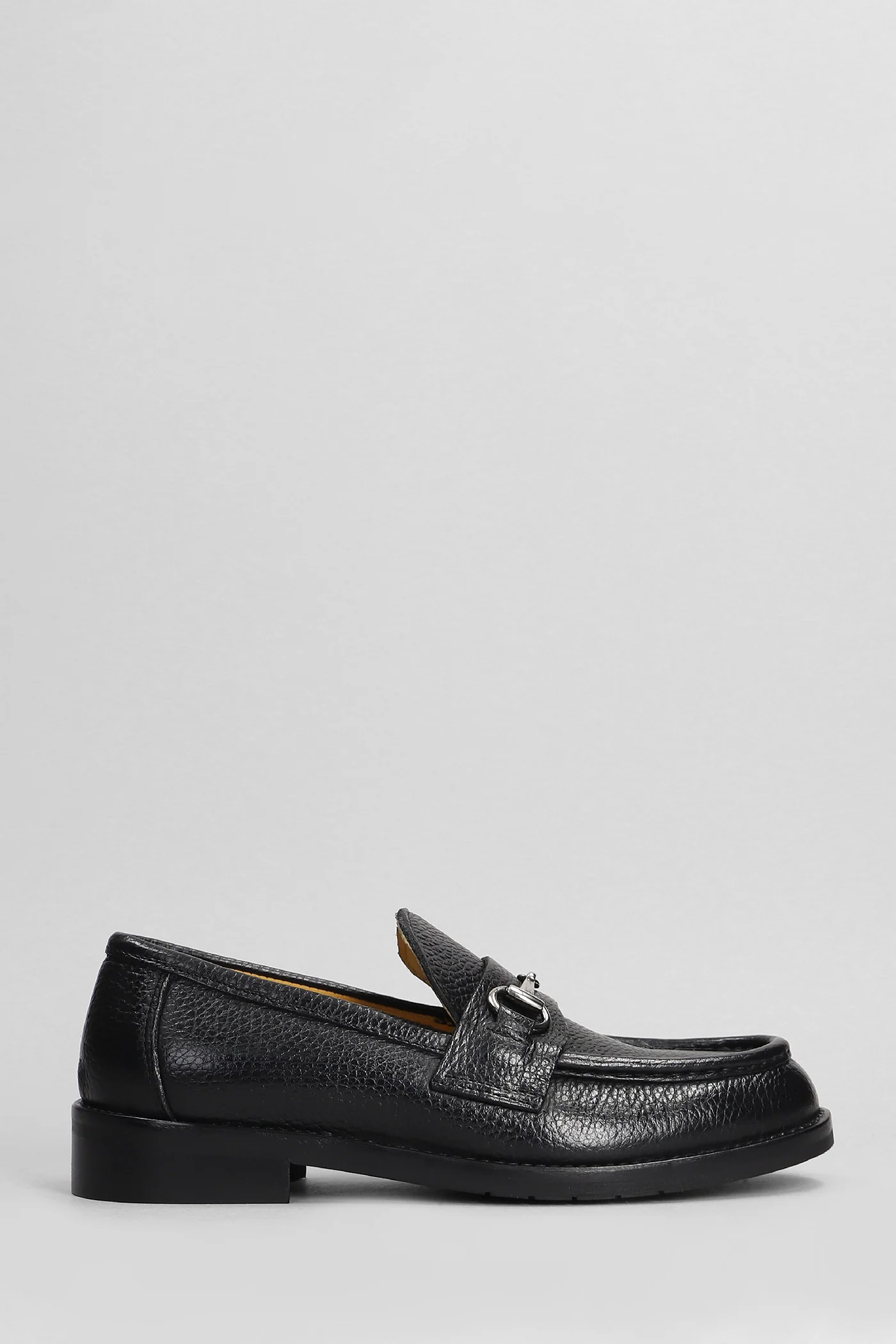 Loafers in black leather
