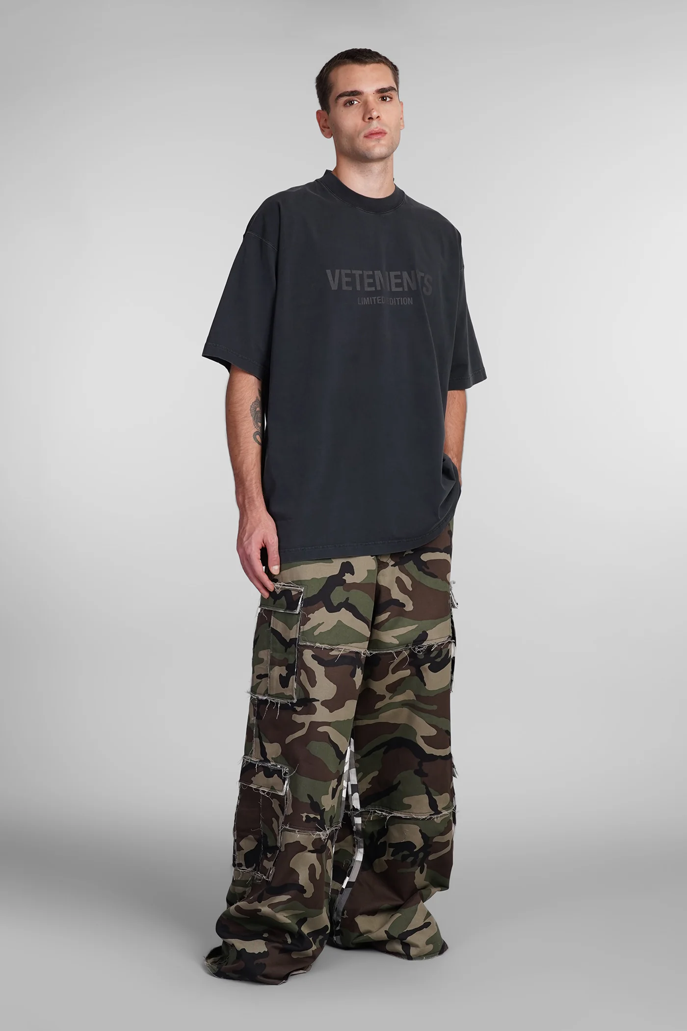 T-Shirt in black cotton - Image 2