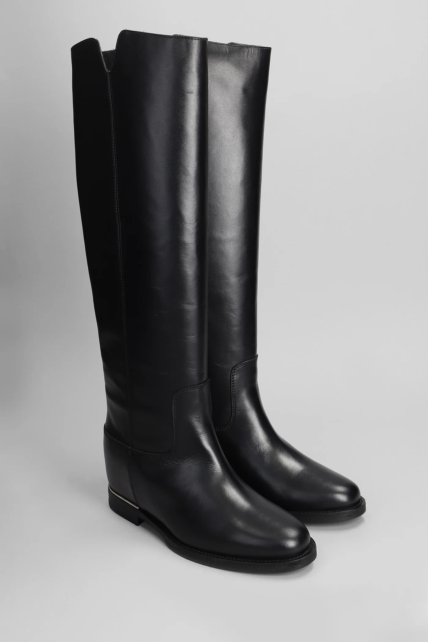 in black leather - Image 2