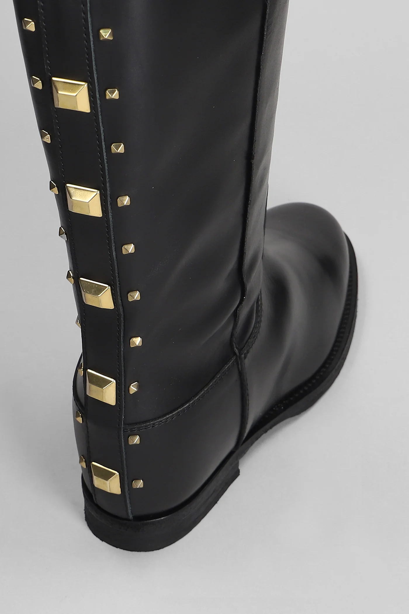 in black leather - Image 5