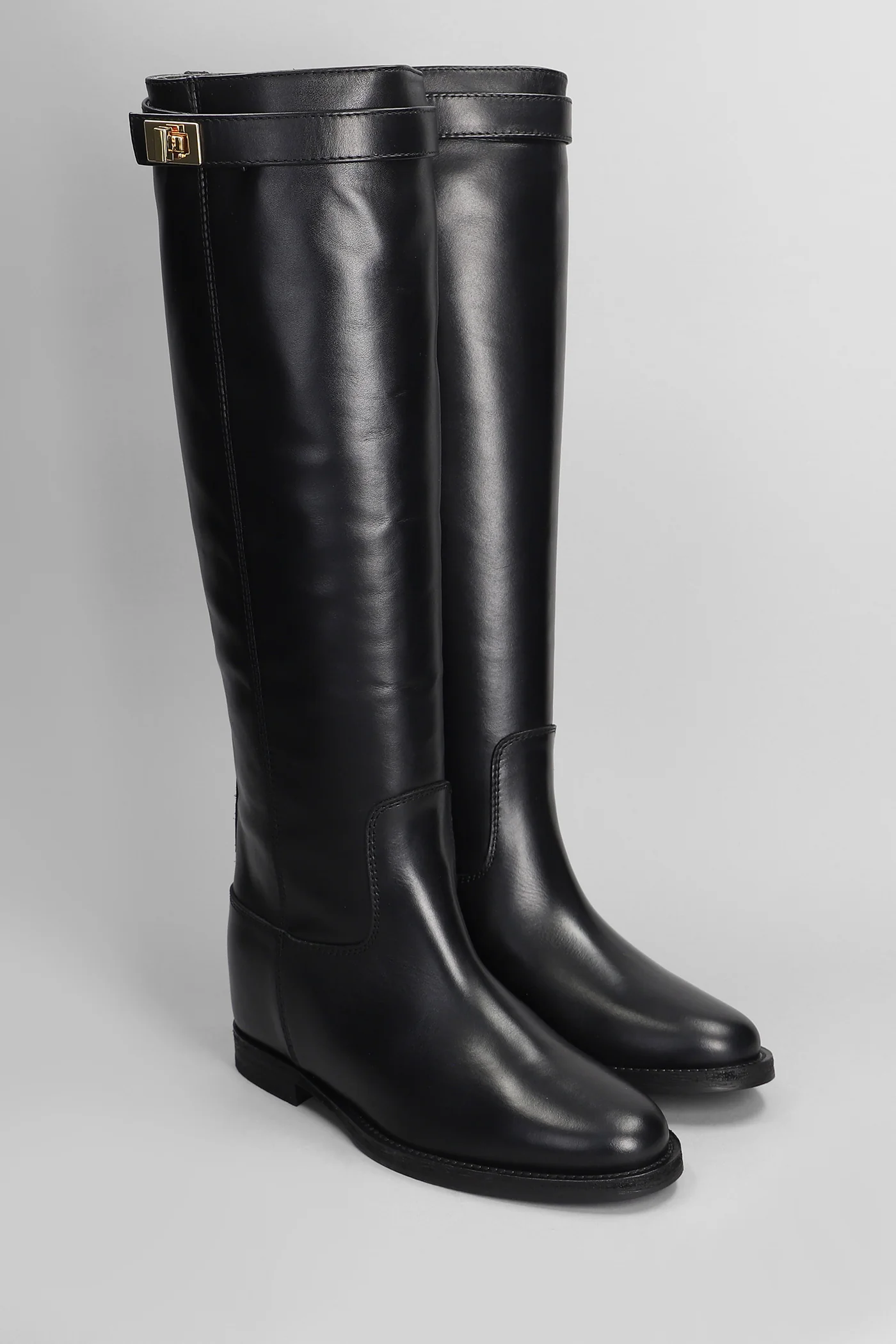 in black leather - Image 2