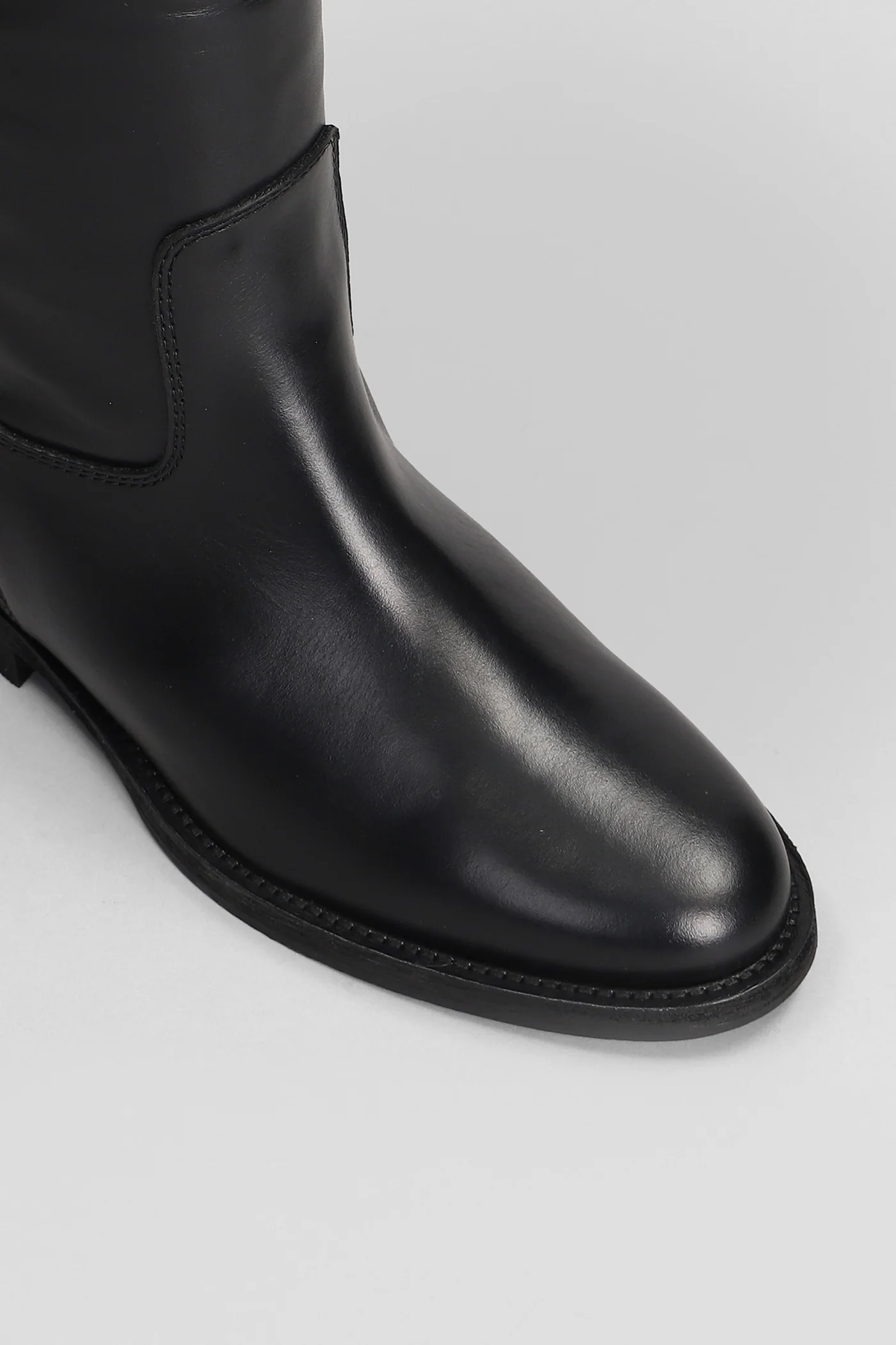 in black leather - Image 5