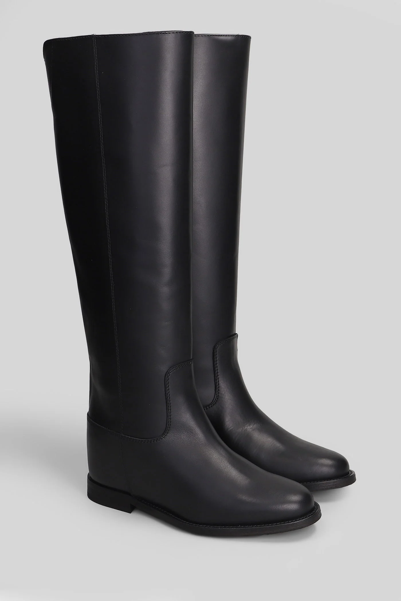 in black leather - Image 2